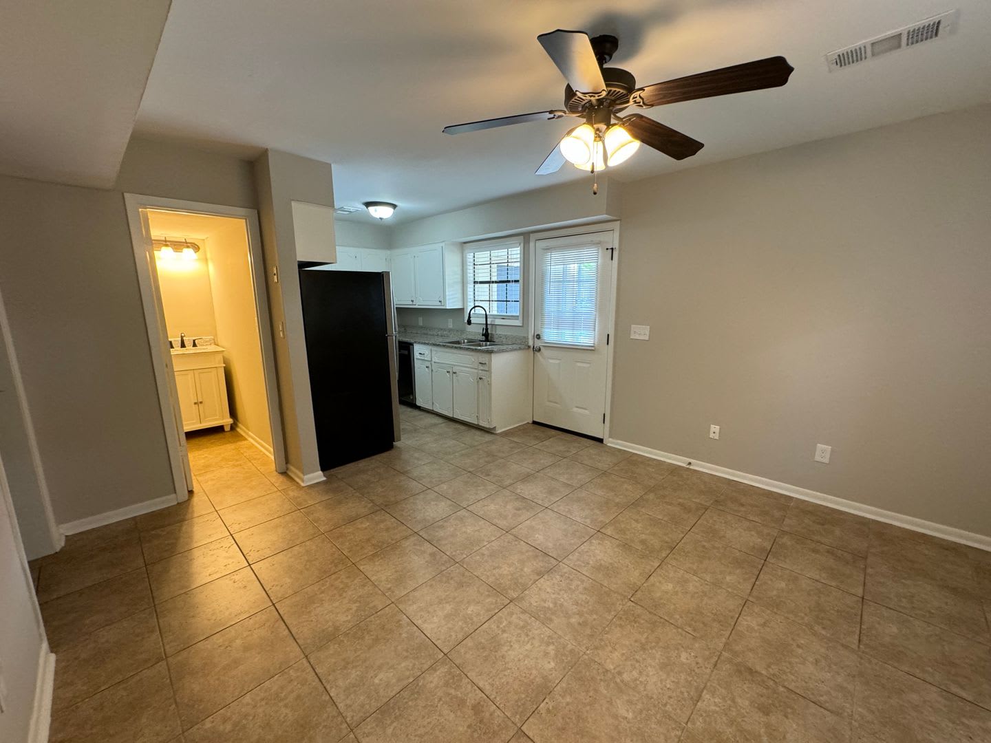 Excellent Location! 3 Bed 2.5 Bath Townhouse! – photo 4