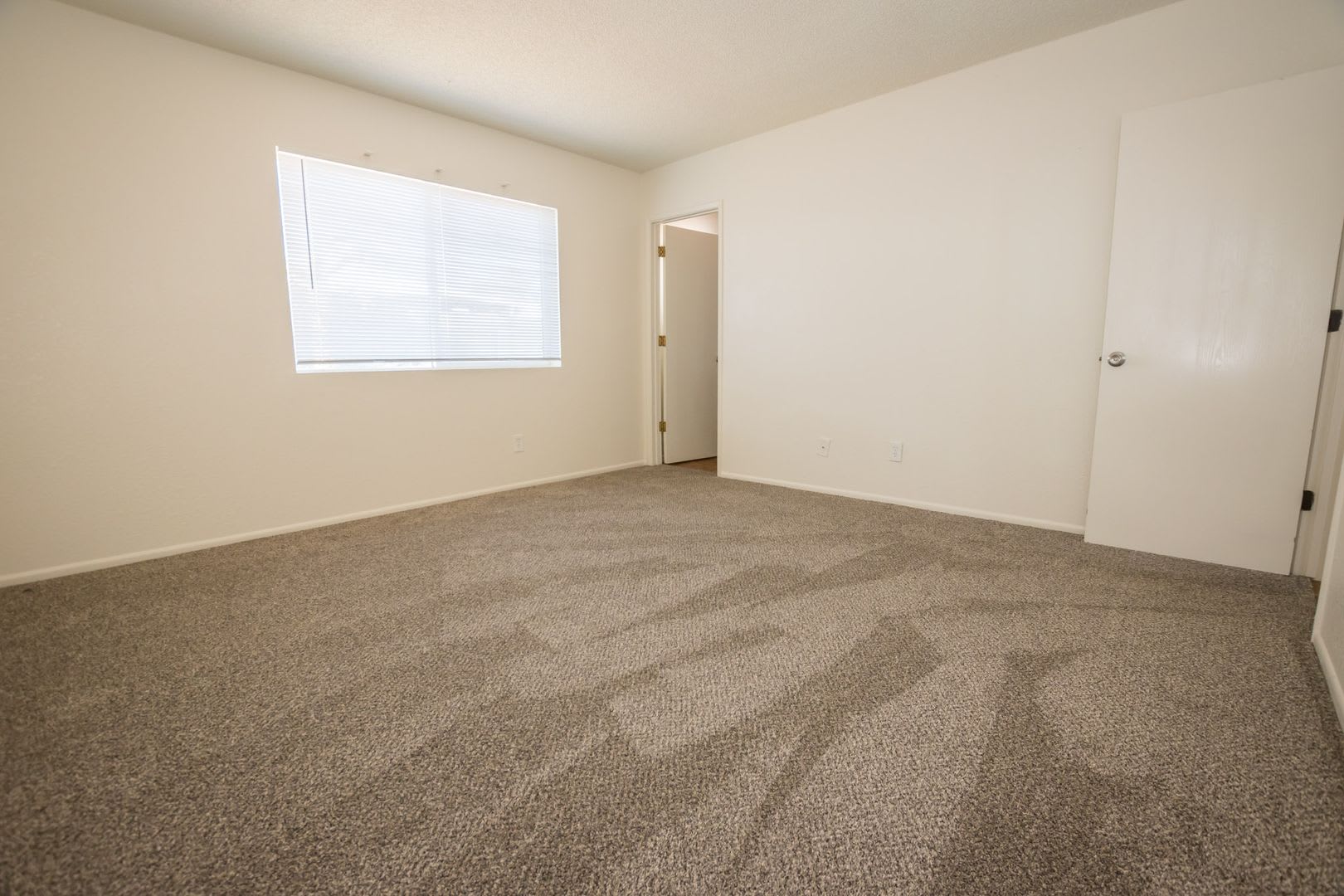 Charming Property Features 3 Bedrooms 2 Baths Central A C – photo 4