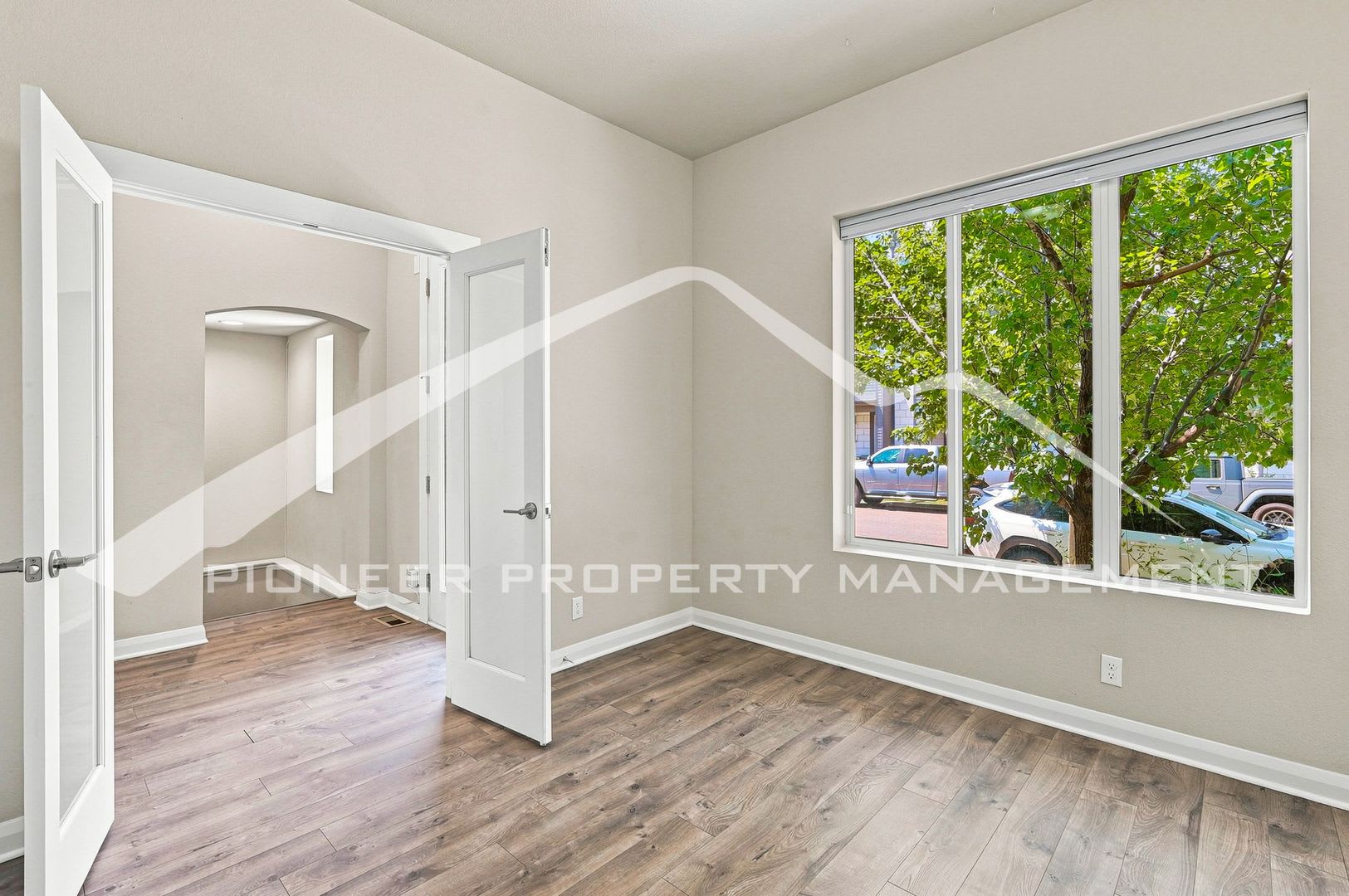 Gorgeous Home with Central AC and Washer/Dryer – photo 4
