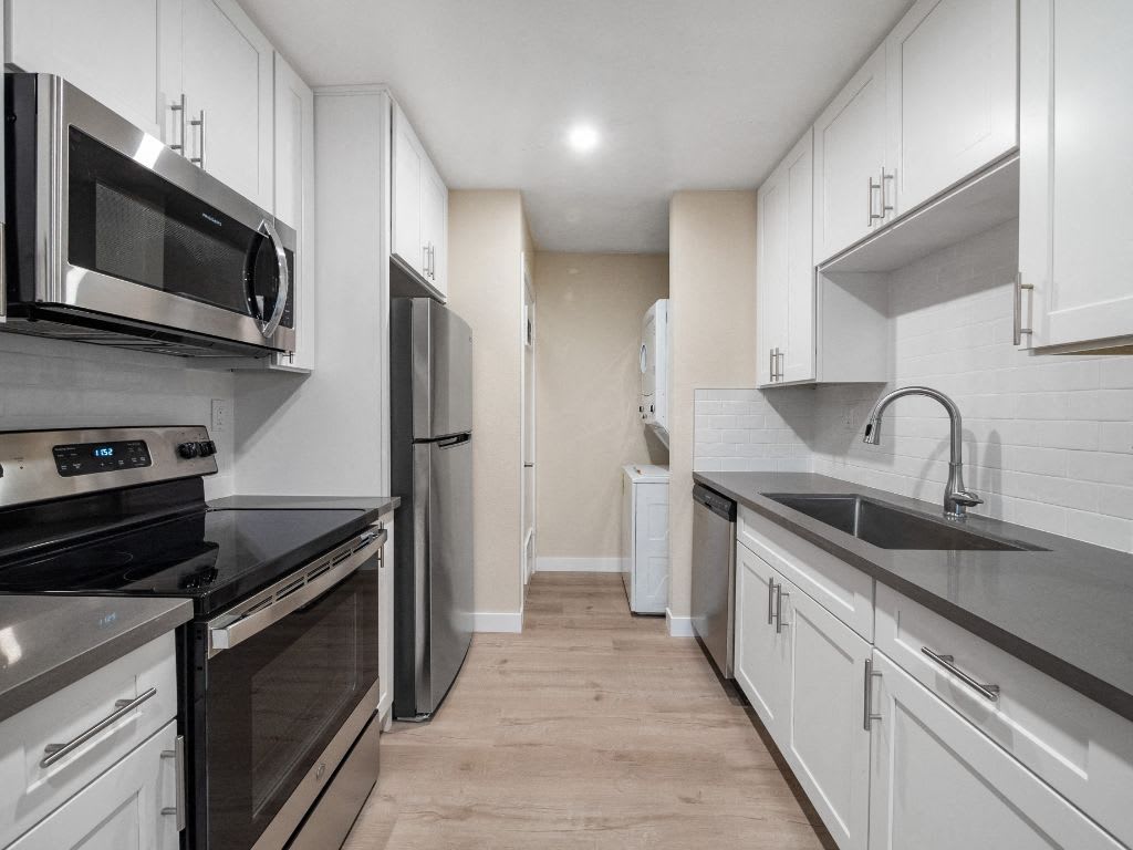 Sunset Cliffs Apartments – photo 1