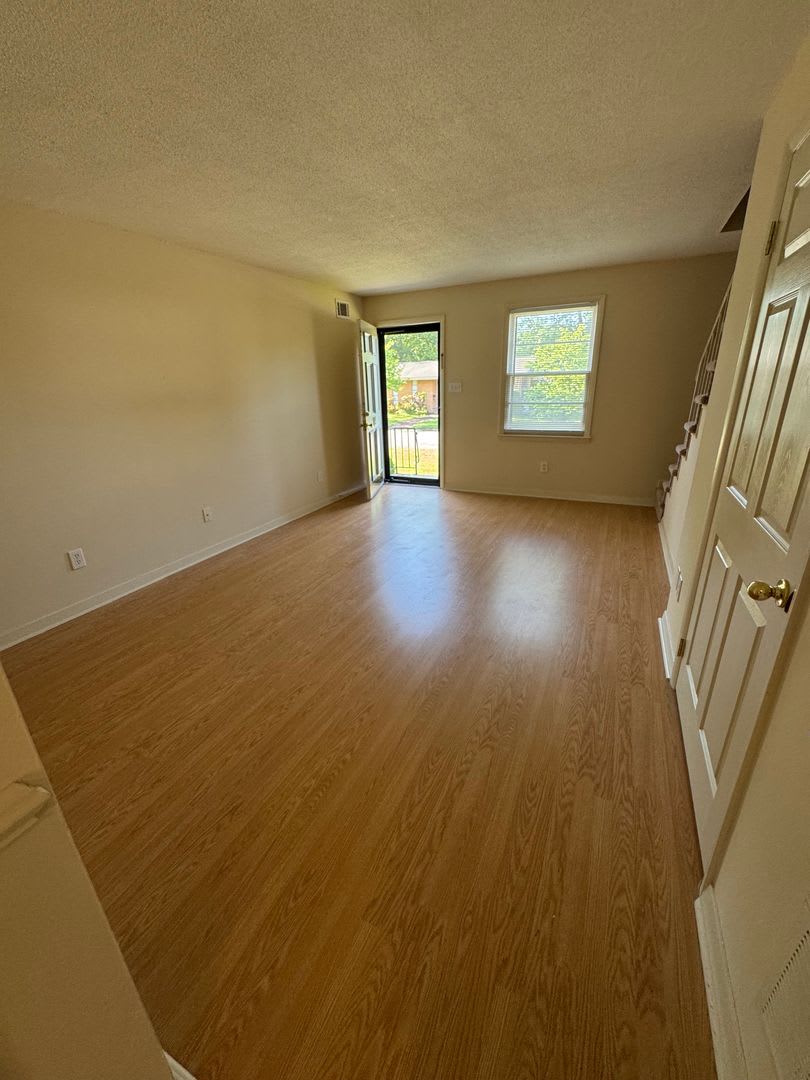 Spacious 2 Bed 1 5 Bath Apartment In Prime Location – photo 5