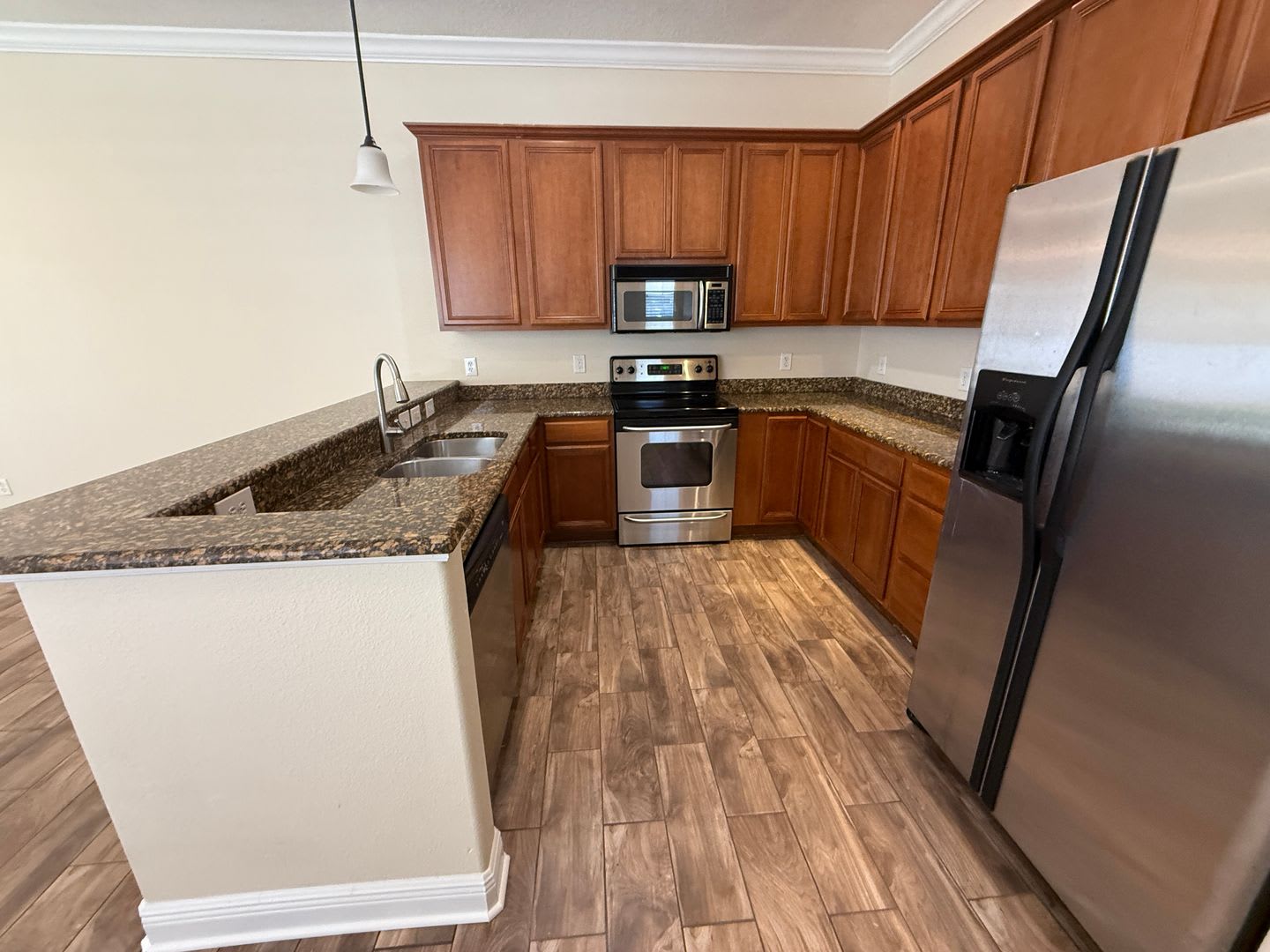 ORLANDO: 3 Bed/2.5 bath, 2 Story Townhome in Golden Heights! – photo 3