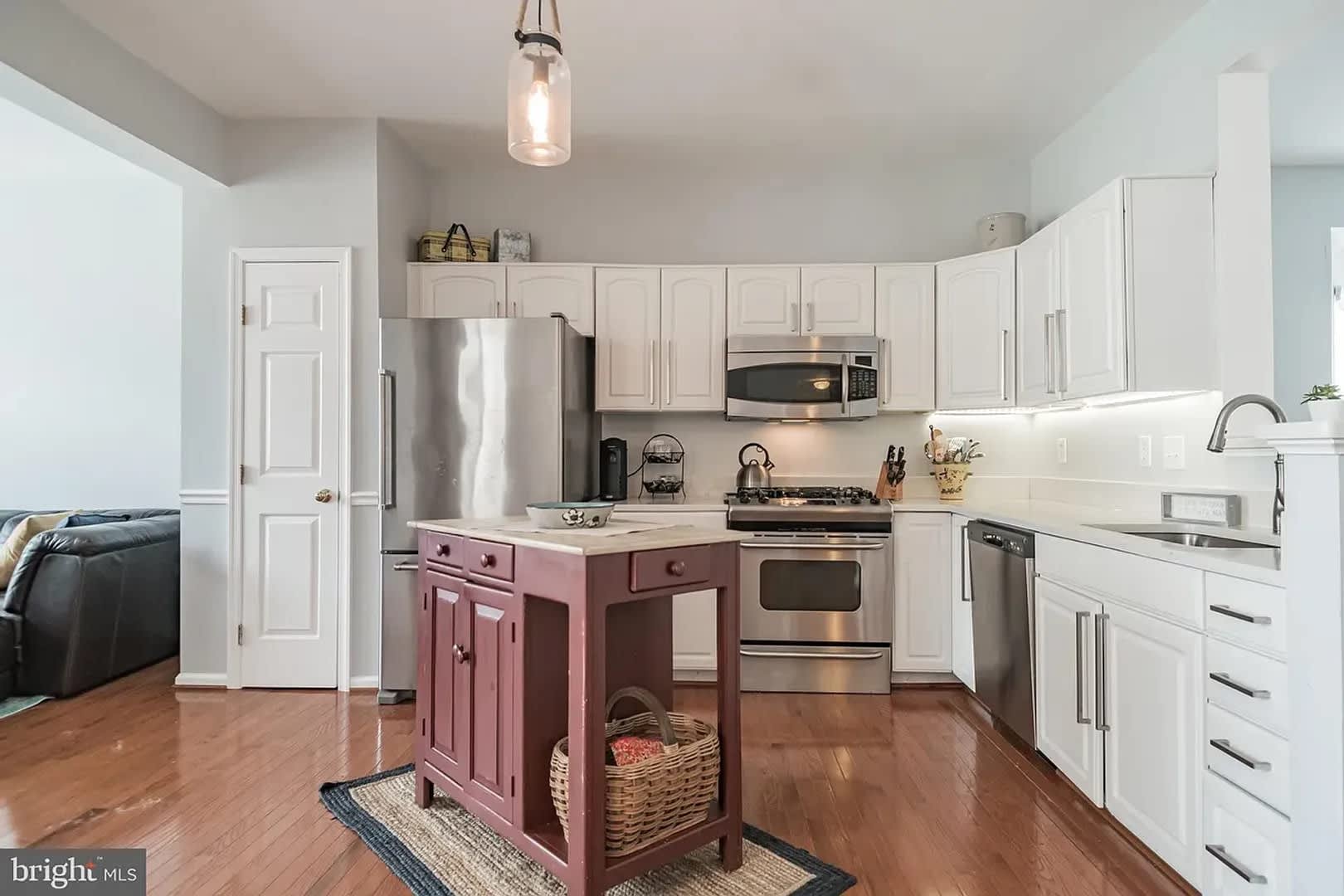 Beautiful & Comfortable 3 Bed 4 Bath End Unit – photo 5