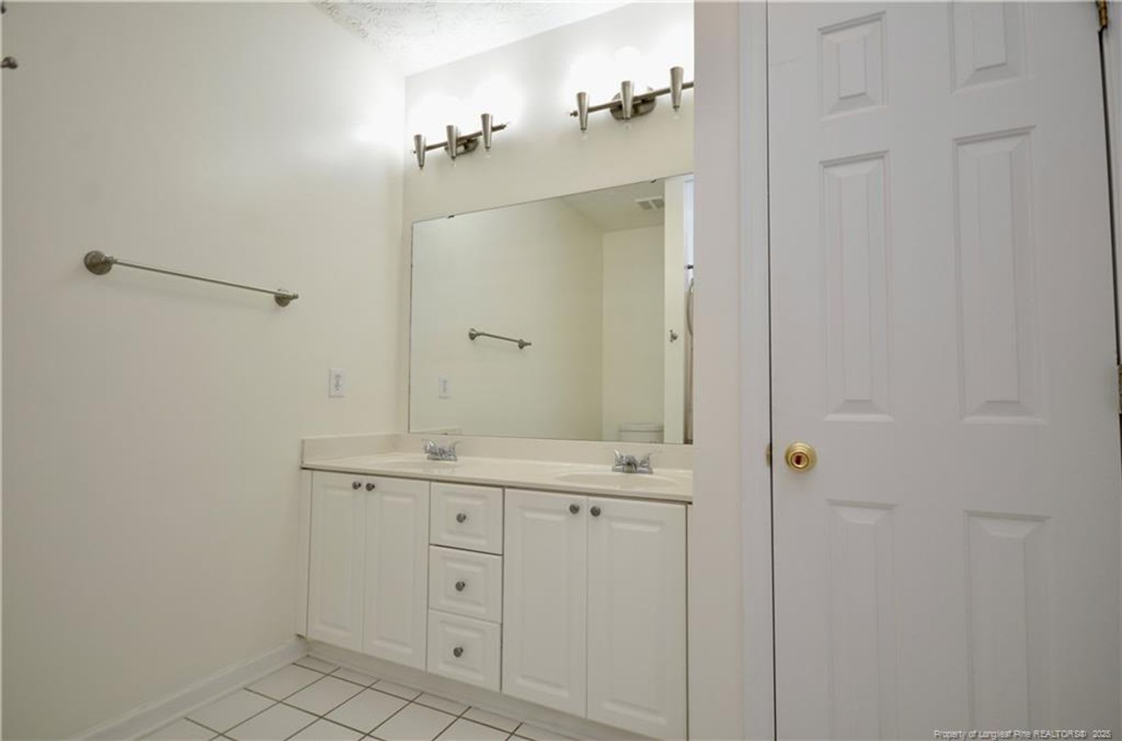 Well maintained 2nd-story condo – photo 4