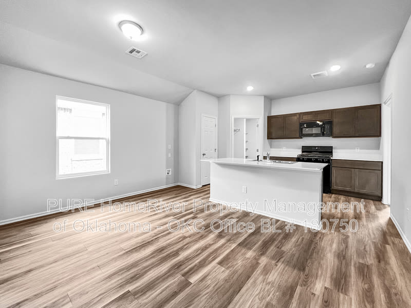 927 Hudson Rd – photo 3