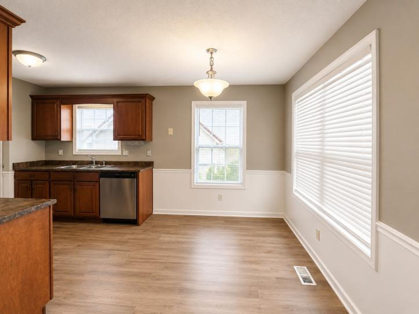$2150.00 4 Beds 3 Baths and Bonus Room – photo 5
