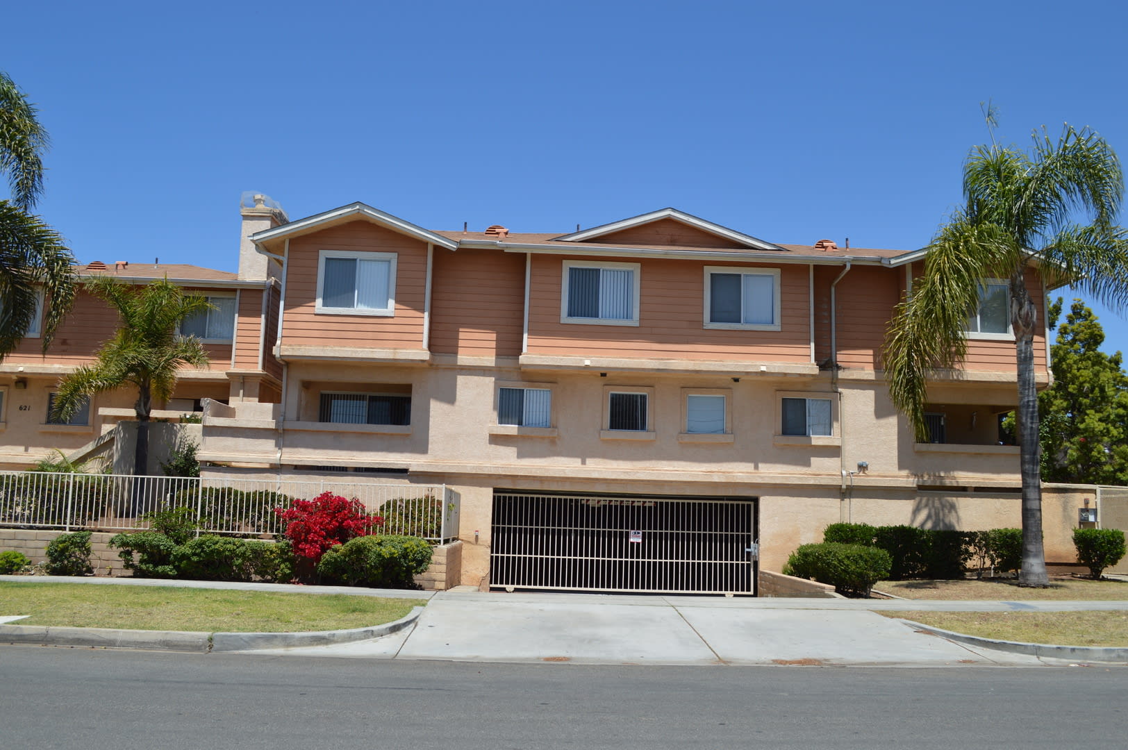 2 Br 1 And 1 2 Ba Condo With 2 Parking Space – photo 1