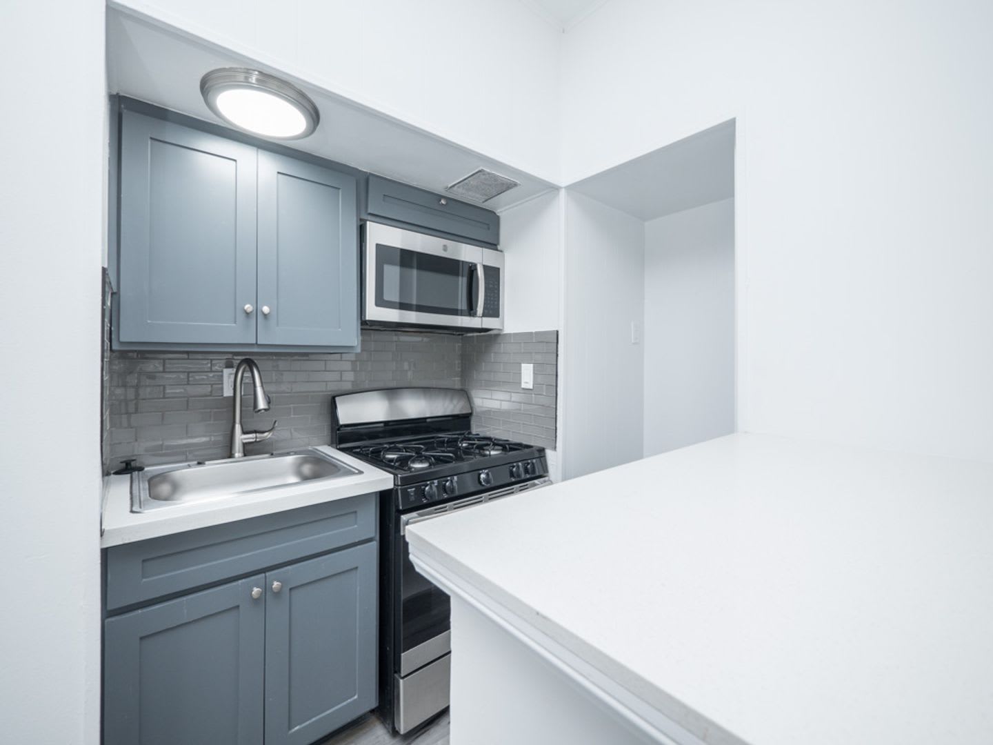 1600 W. 5th St. – photo 2