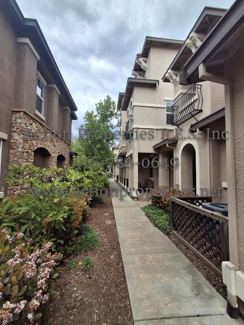 Two Story Lincoln Townhome – photo 3