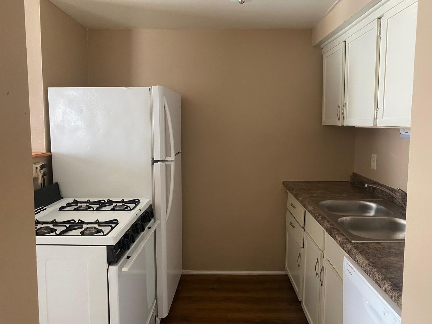 Large 2 Bedroom Townhouse with Basement – photo 3