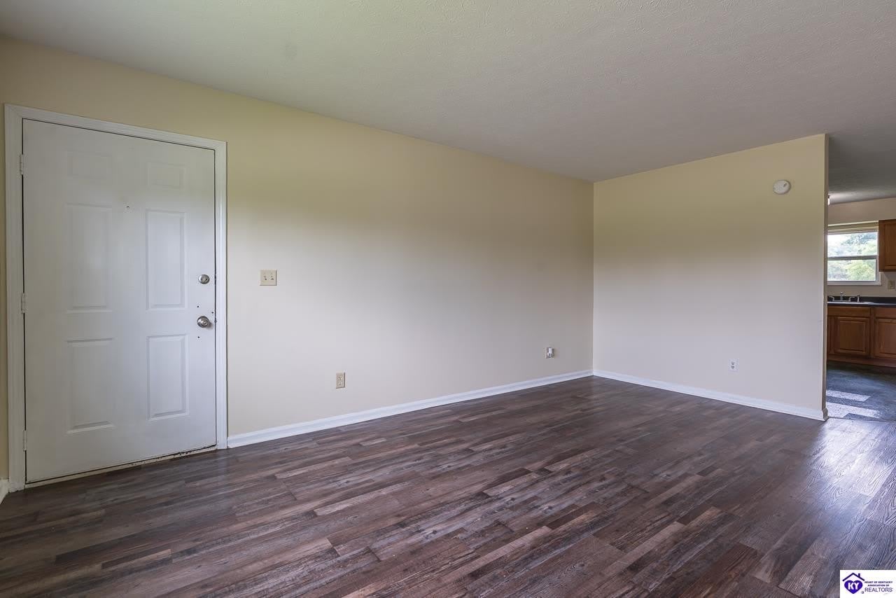 390 Elm Road – photo 2