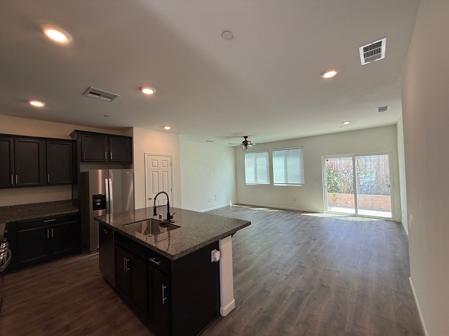** $500 OFF FIRST MONTH'S RENT** Stunning 3 bedroom, 3 bathroom home located in Visalia, CA. – photo 4