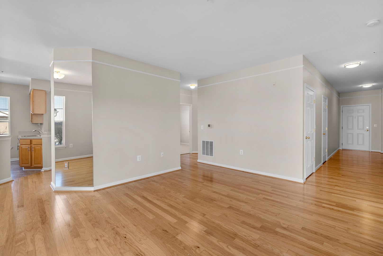 2 Bed 2 Bath King Farm Condo Move In Ready – photo 3