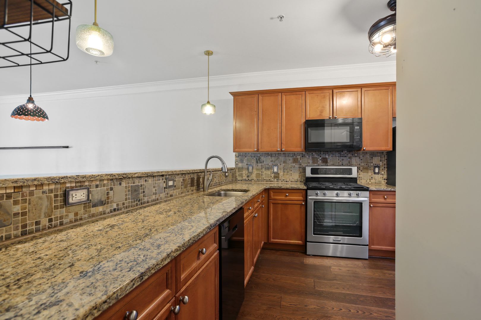 Beautiful 3-Bedroom Roswell Townhome Near Avalon & Downtown Alpharetta – photo 5