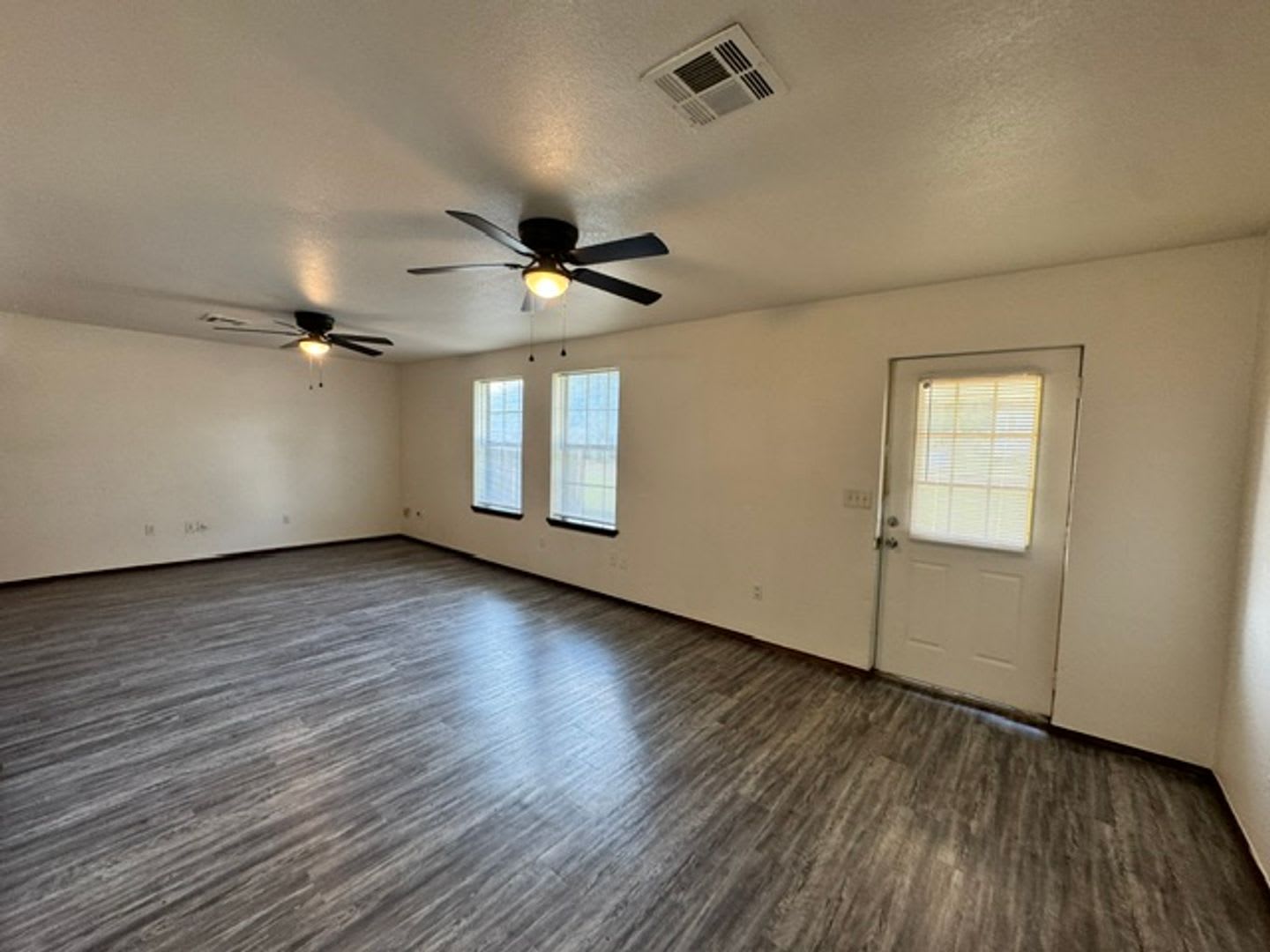 3 Bed 2 Baths Duplex For Rent With All New Goodness Inside Just Got A New Roof And It Is A Great Outdoor Space In Blanchard Schools – photo 2