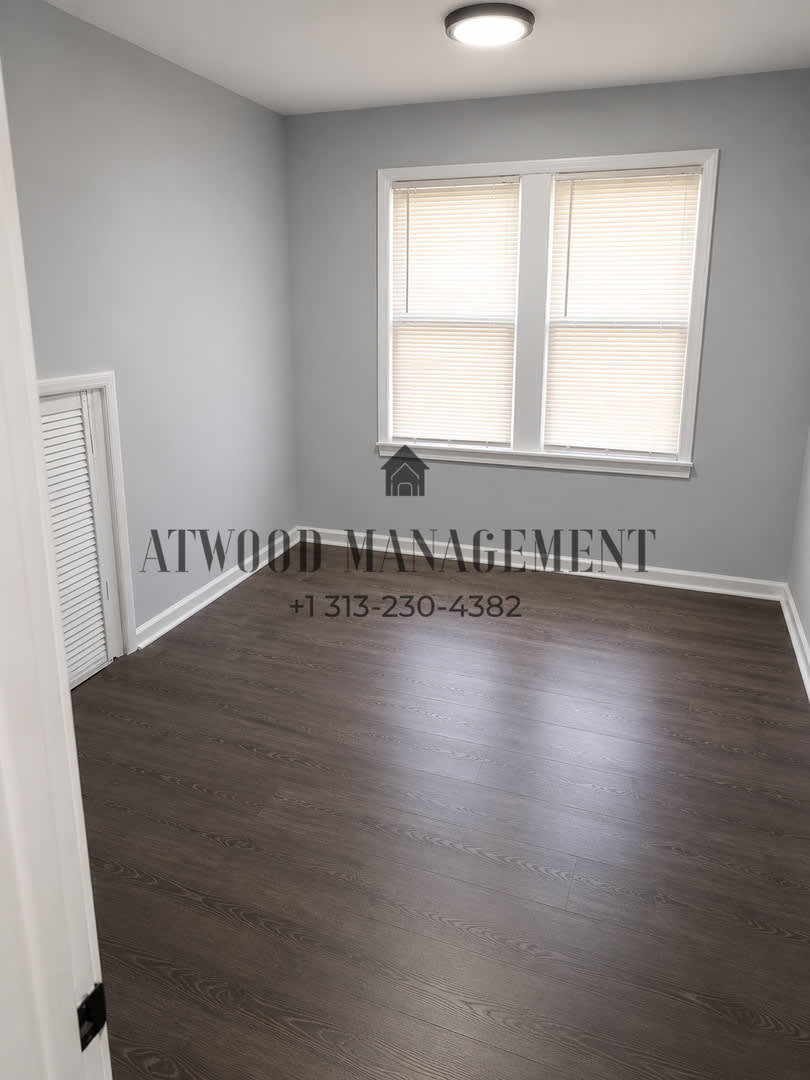 This beautifully updated 5-bedroom, 1-bath single-family home is ready for move-in! – photo 4