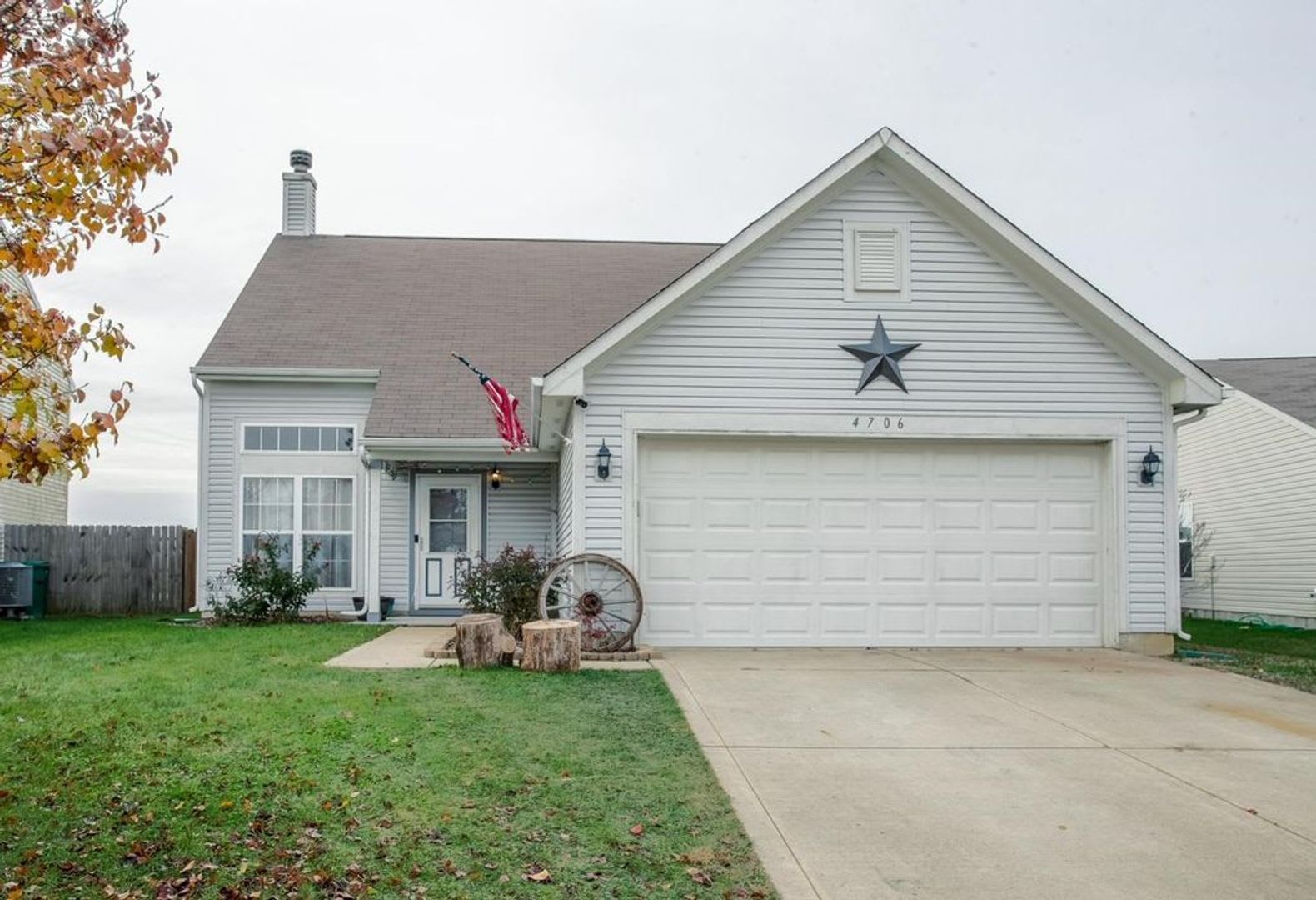 Spacious 2 Story 3 Bedroom 2.5 Bath House with a Large Fenced Backyard – photo 1