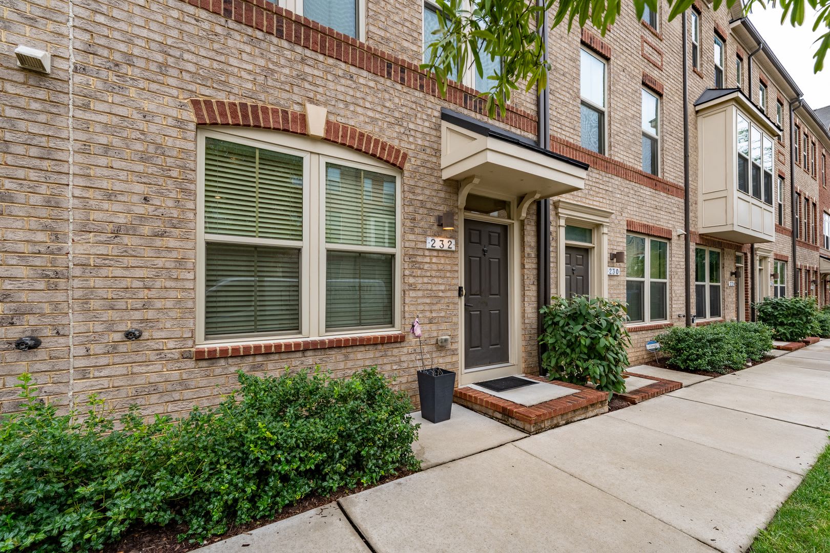 2-Bedroom, 2.5-Bathroom Townhouse near JHU Bayview – photo 1