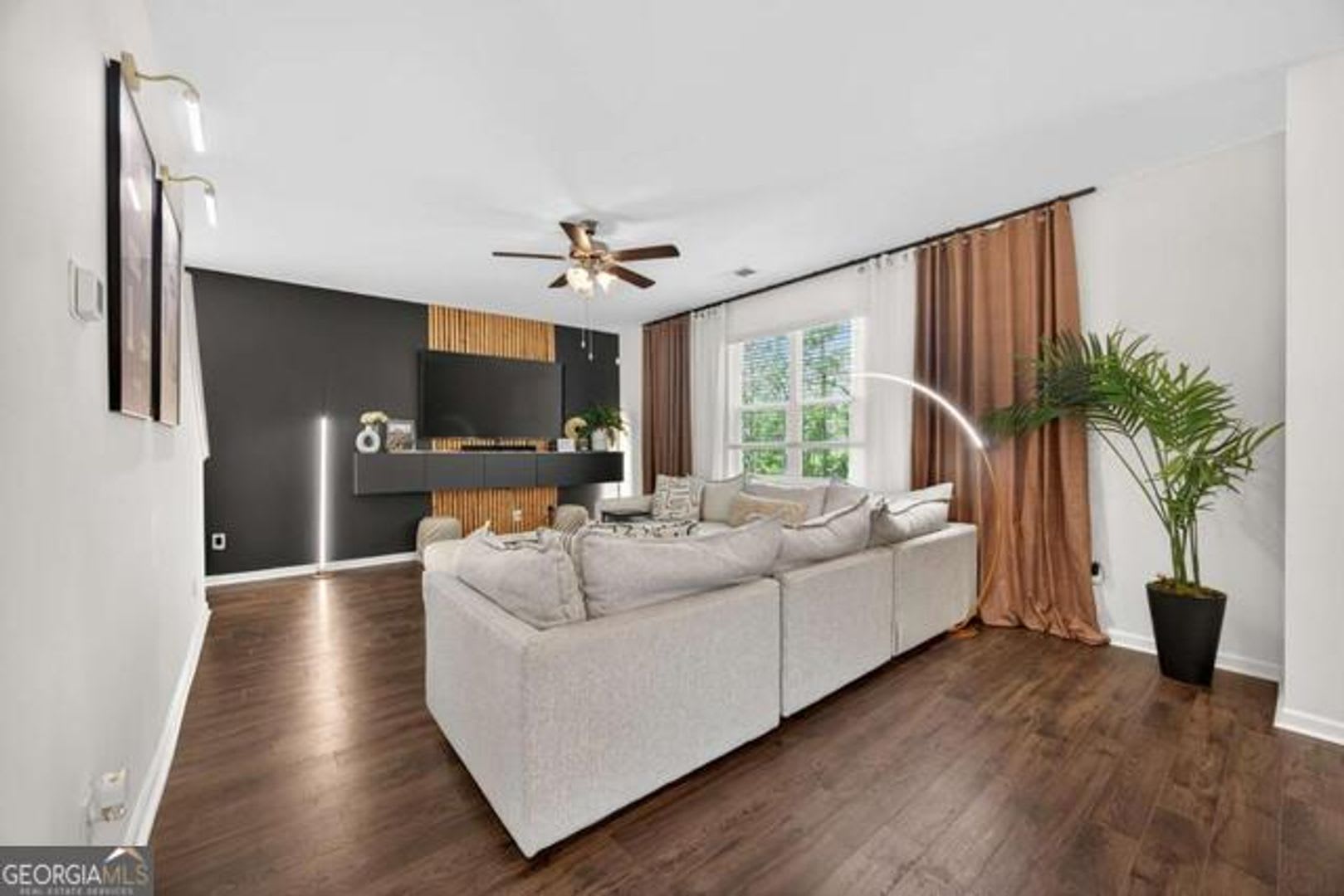 Like-New 4 bedroom 2.5 bathroom home with Custom Touches, open floor plan AND a Cul-de-sac lot! Must see! – photo 4