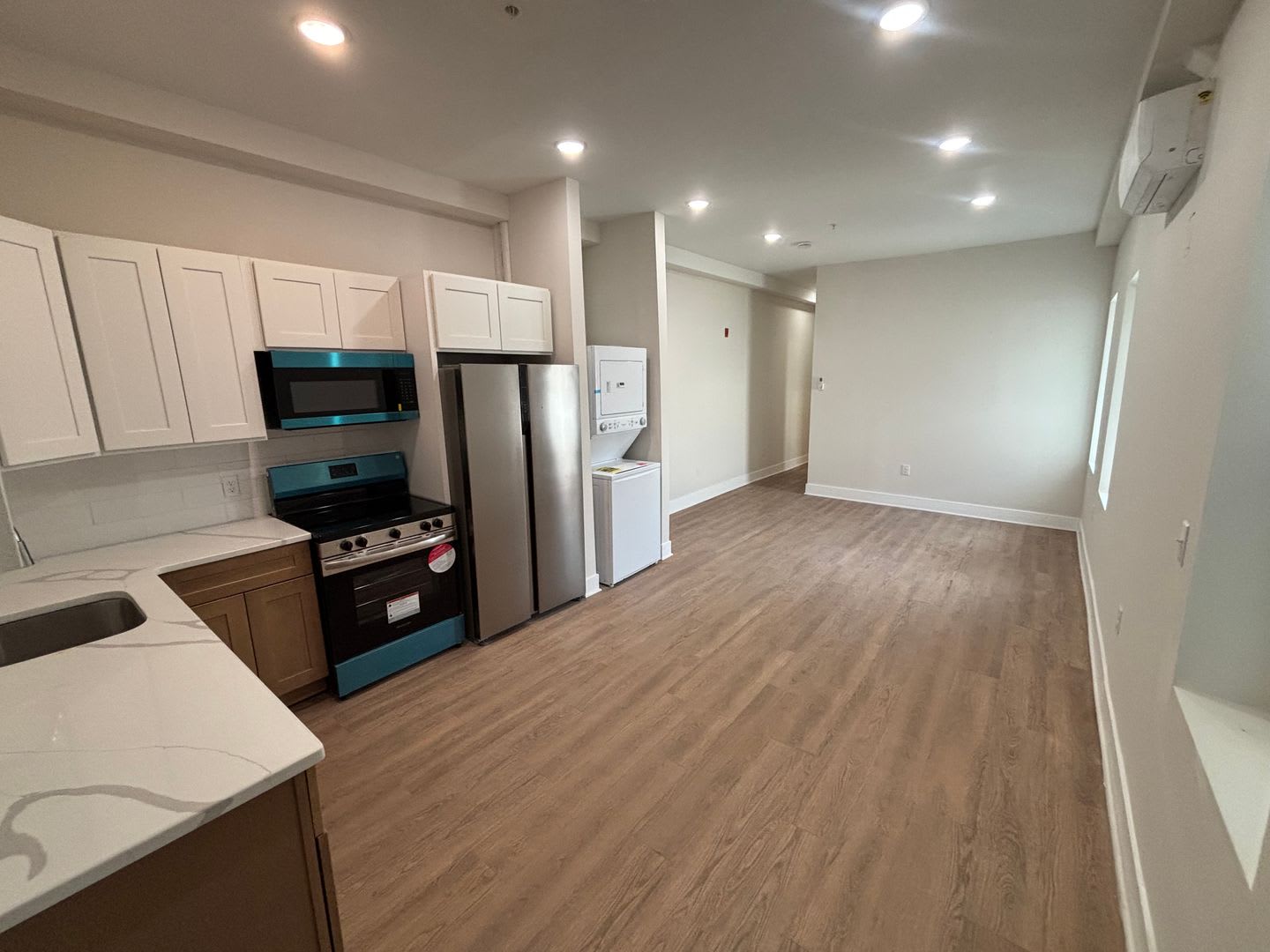 Fully Remodeled 3-Bedroom Apartment – photo 1