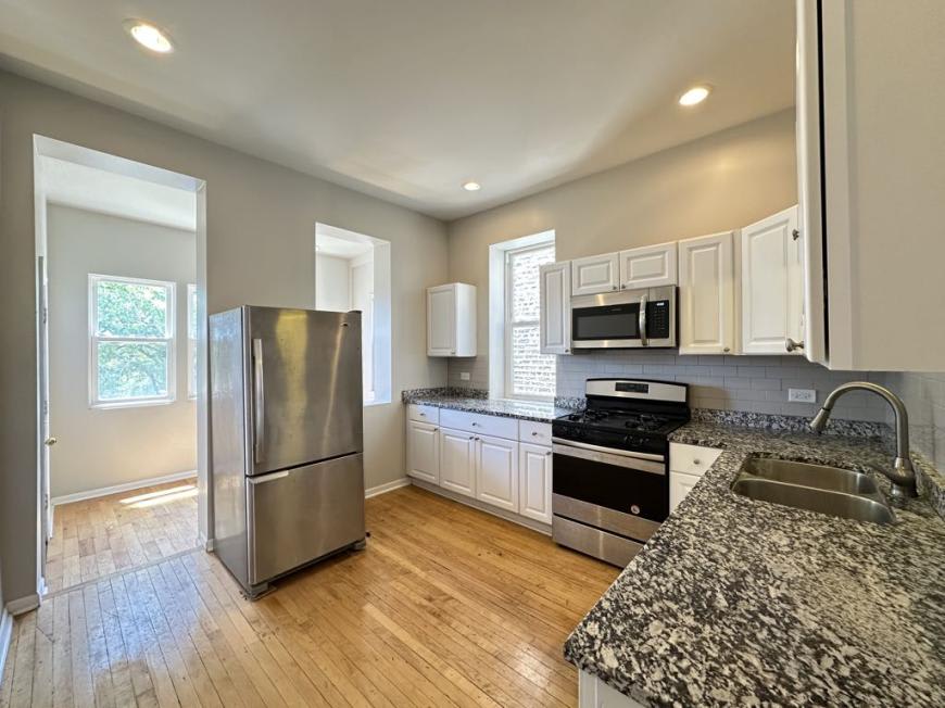 2047 Fullerton – photo 2