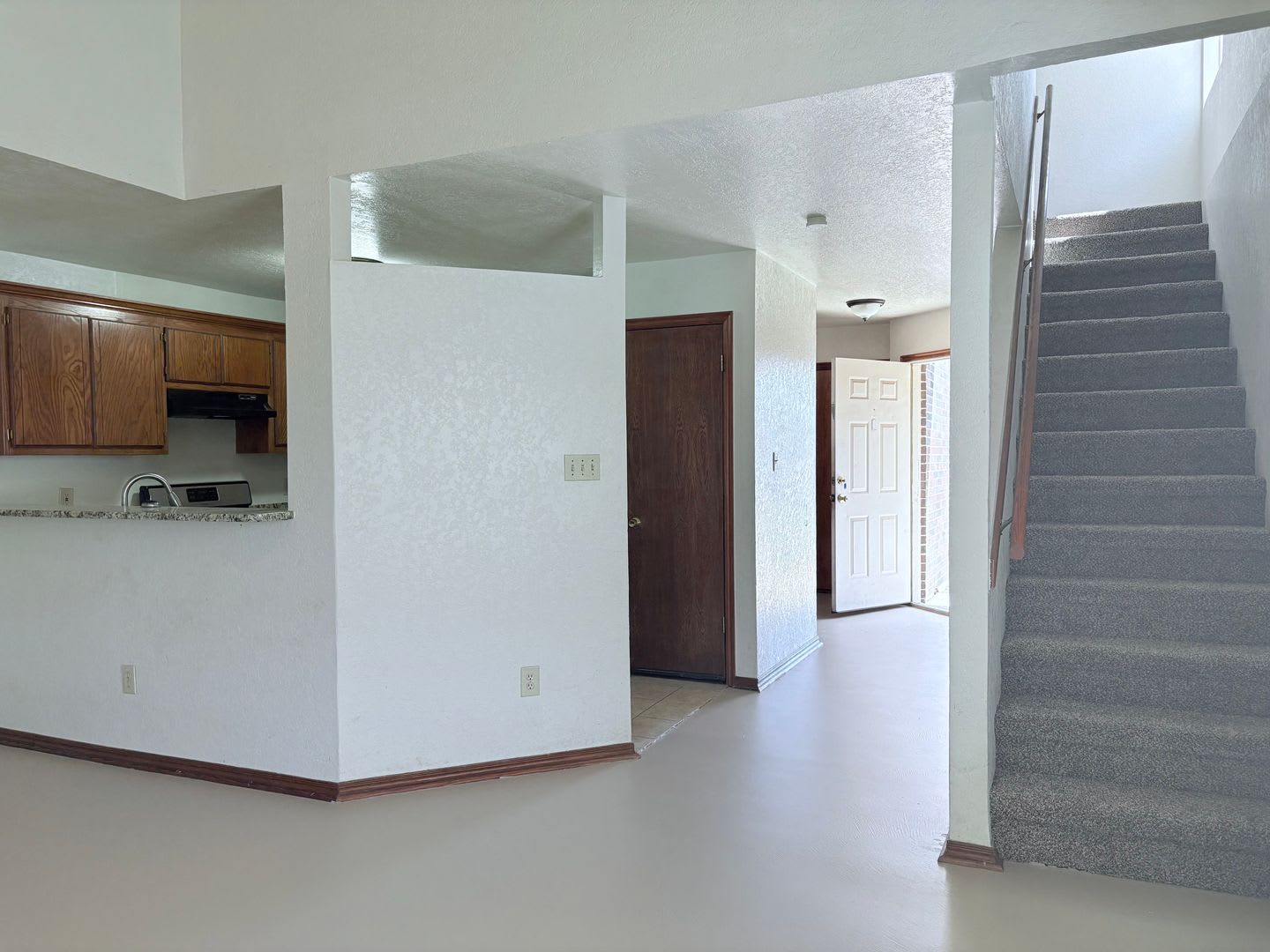 Two bedroom townhouse close to Campus! – photo 5
