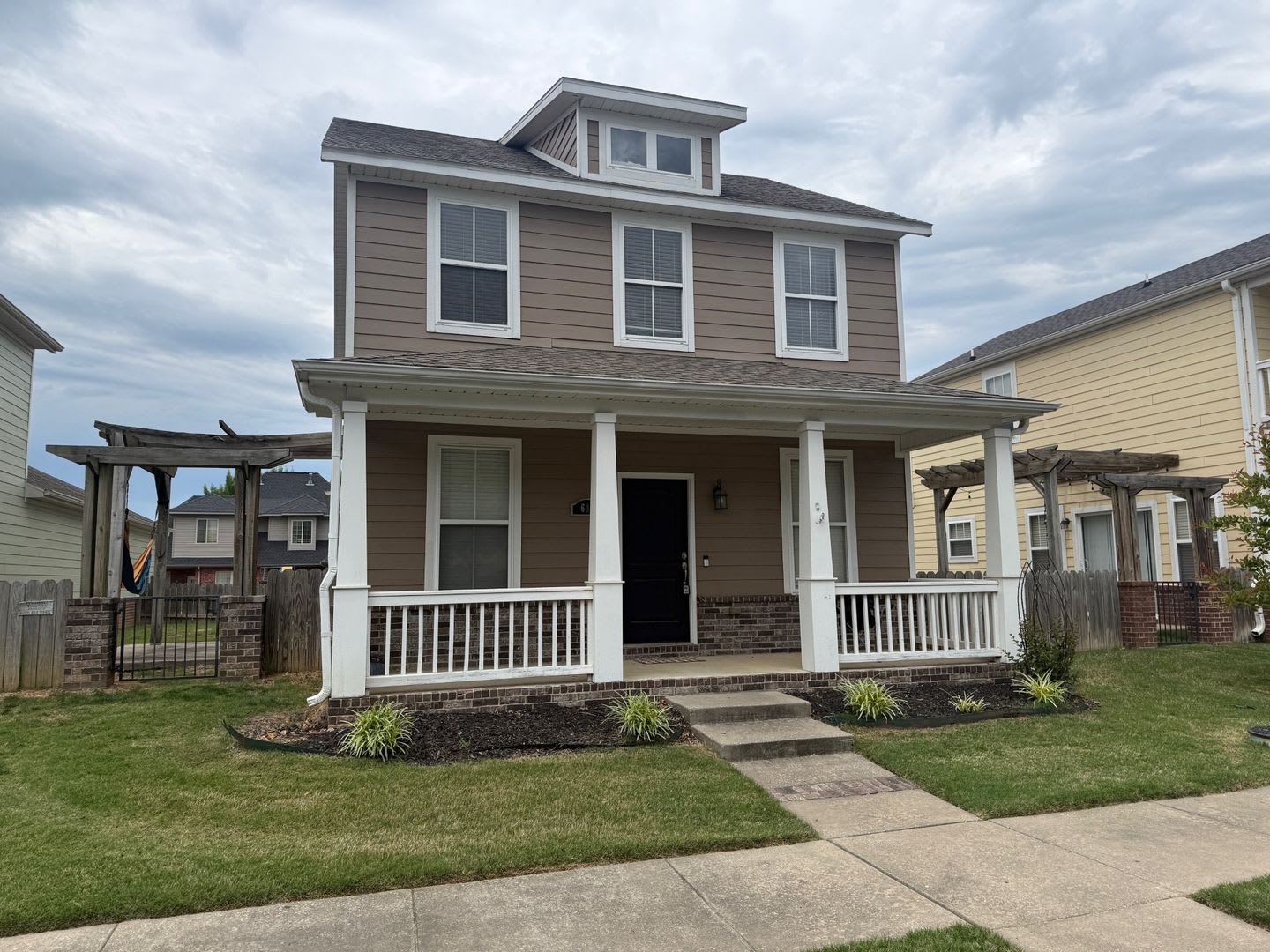 Nice Row Home in W Fayetteville in Rupple Row – photo 1