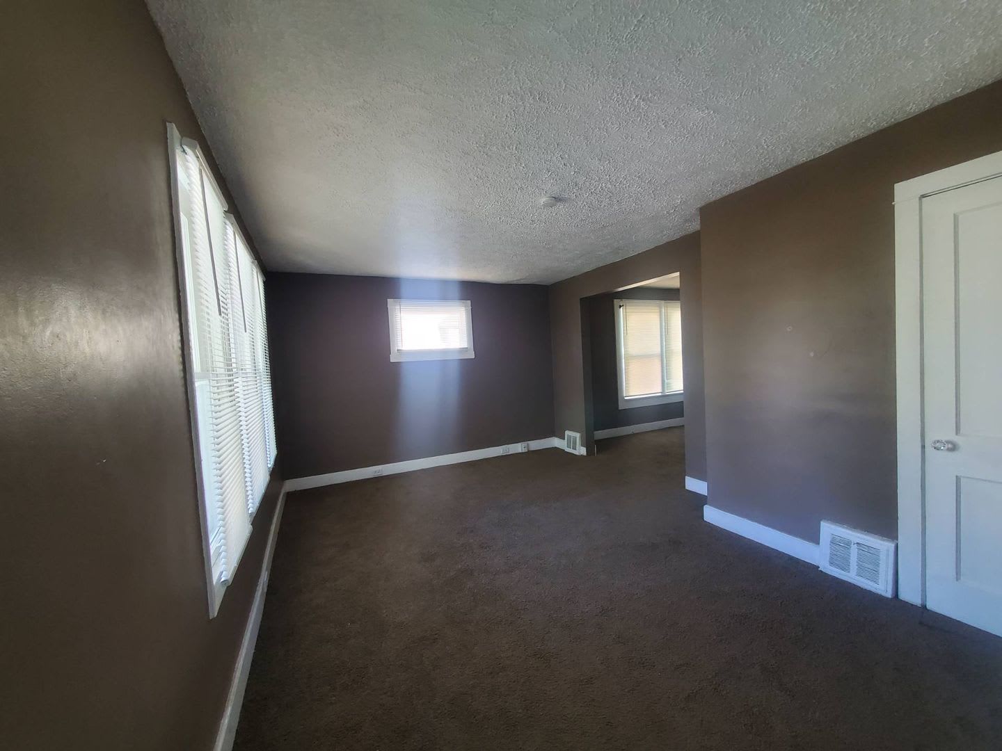 Charming 3-Bedroom Single-Family in Cleveland – Spacious, Comfortable & Move-In Ready! – photo 3