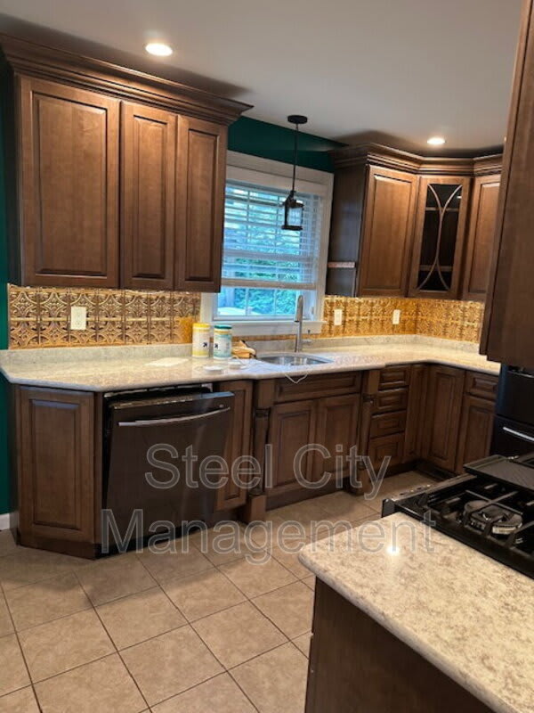851 Kennedy St – photo 3
