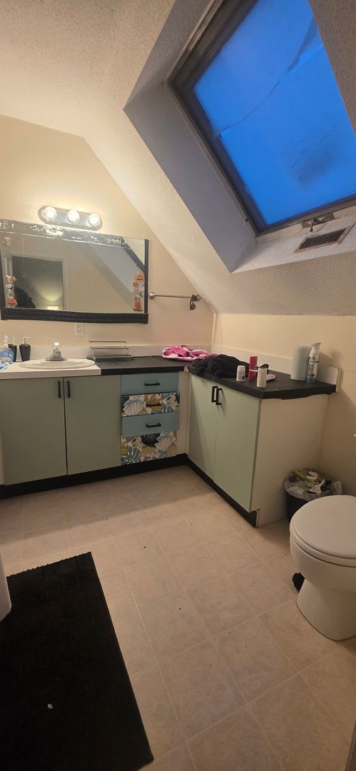 NO FEE! XL House w 2 Parking Inc, Laundry I/U -- New Hardwood Flooring, Pet Friendly, 2 Parking Spots Inc – photo 5