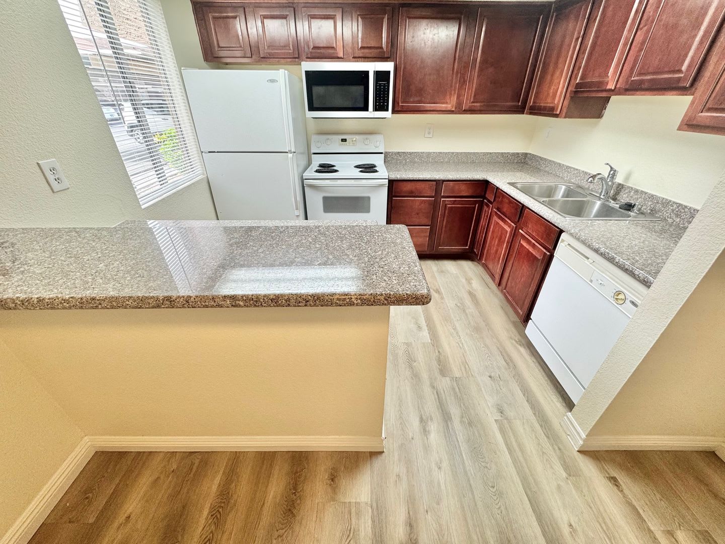 Super Summer Special 400 Off First Month S Rent Stylish Condo With New Upgrades Tennis Courts And Pool Access – photo 2