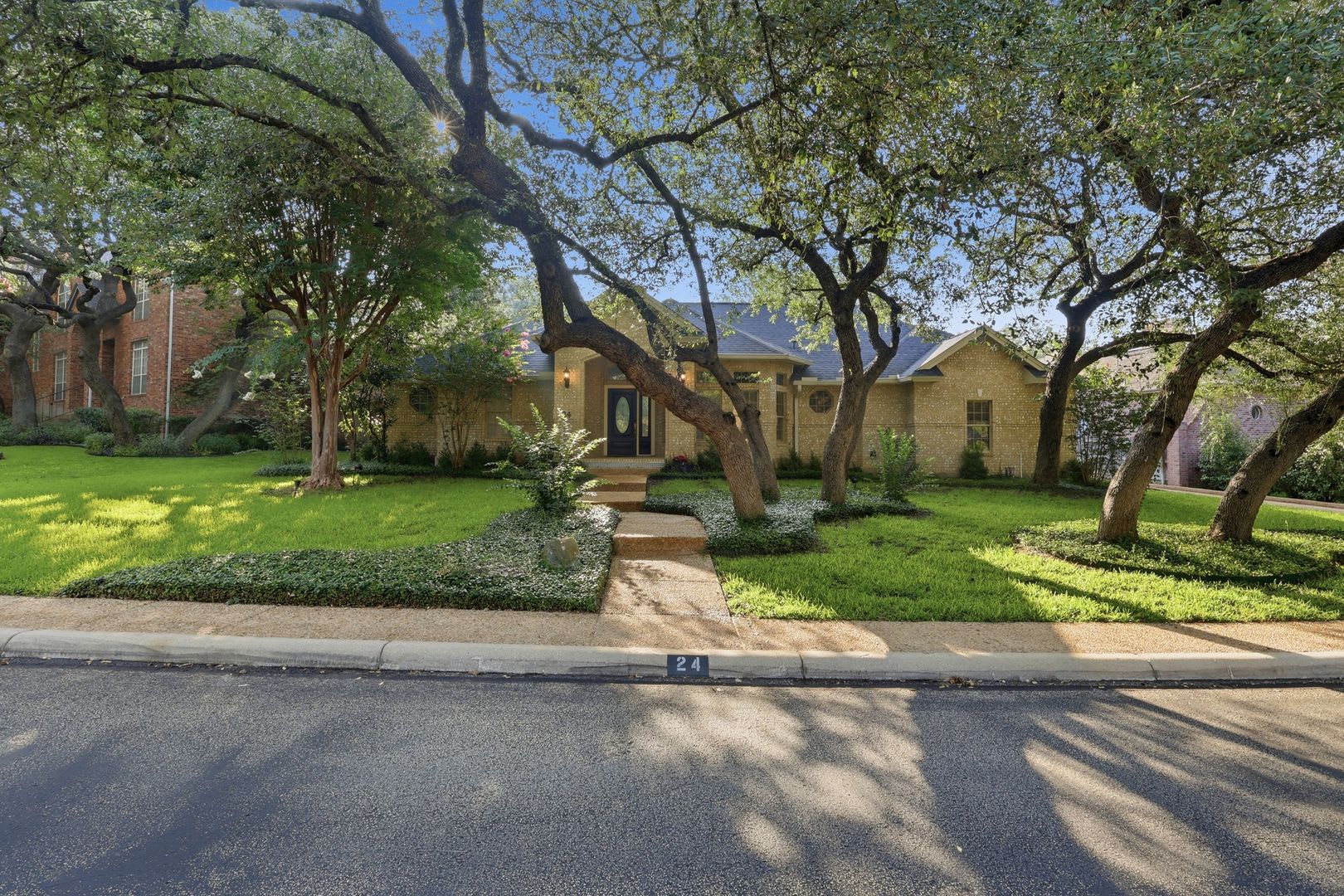 Beautiful Home with Pool! – photo 2