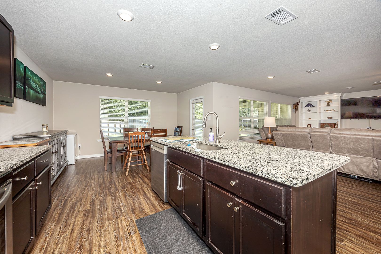 Spacious 4BR Home on Oversized Lot in Woolmarket with Covered Patio & Fire Pit – photo 5