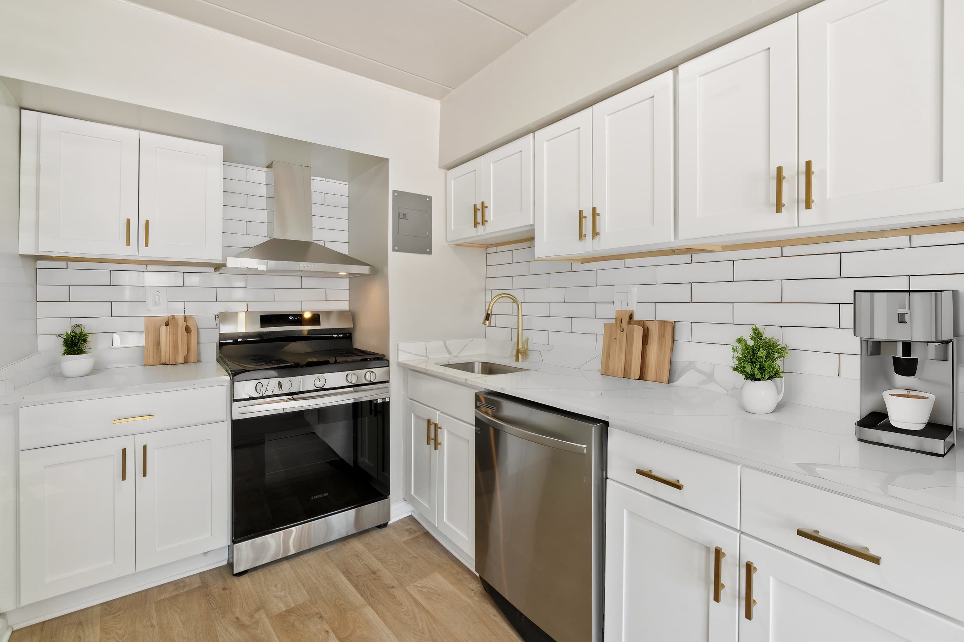 Spacious Rooms W D Hook Up Available Now – photo 1