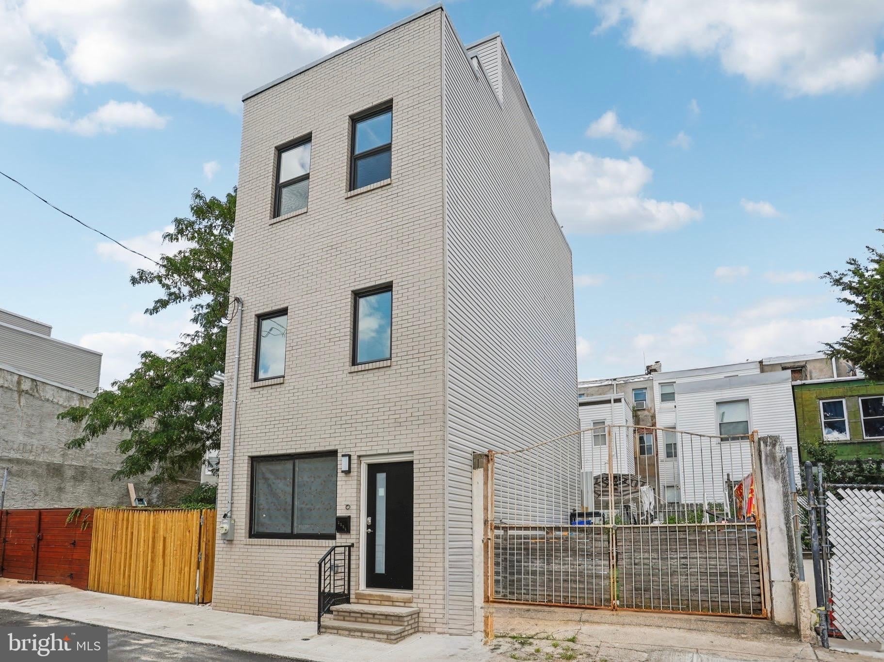 2225 N WATERLOO Street – photo 2