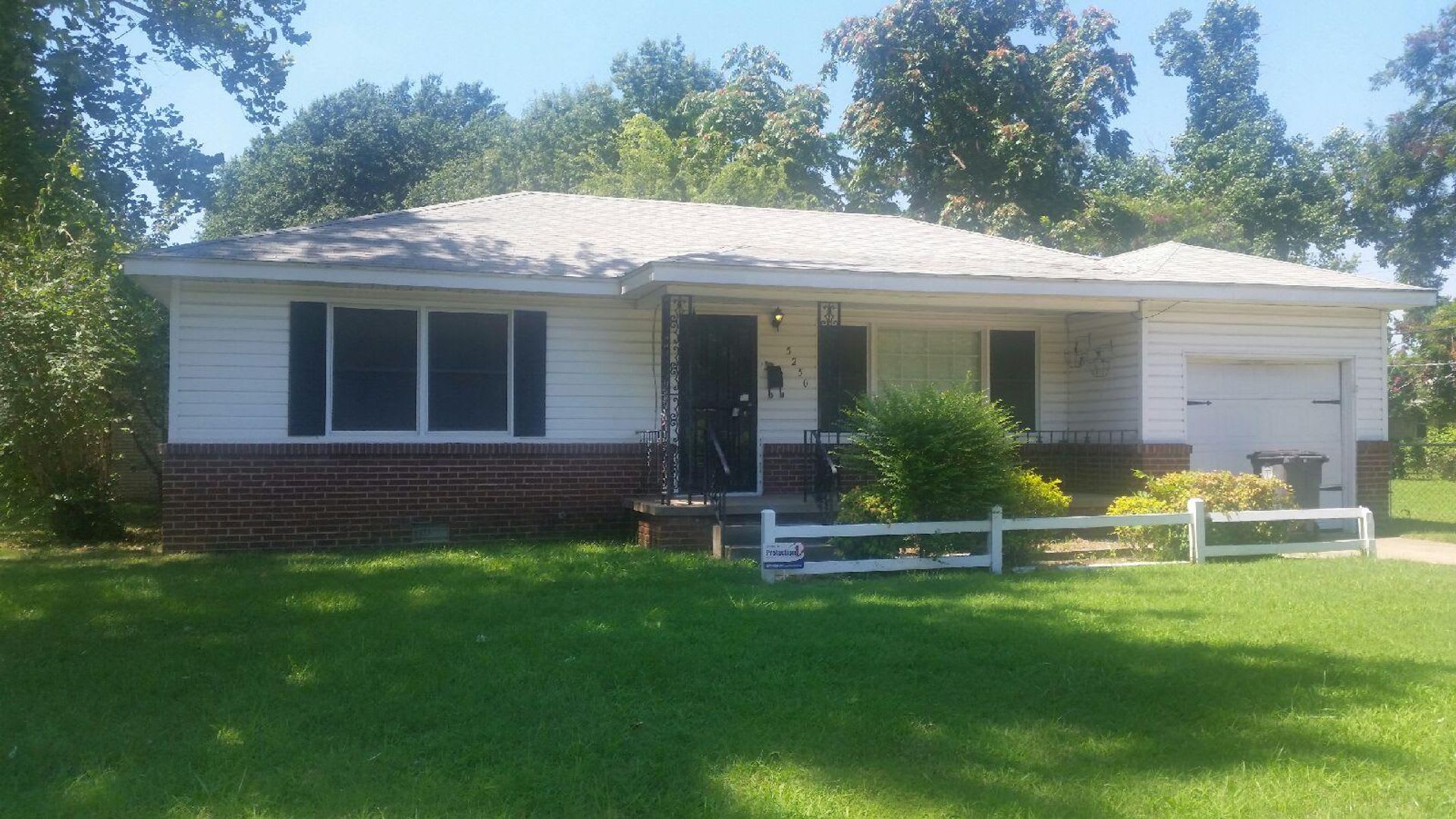 Corner Lot W Mature Trees Gorgeous Hardwoods Small Bonus Room Off Kitchen Perfect For An Office – photo 1
