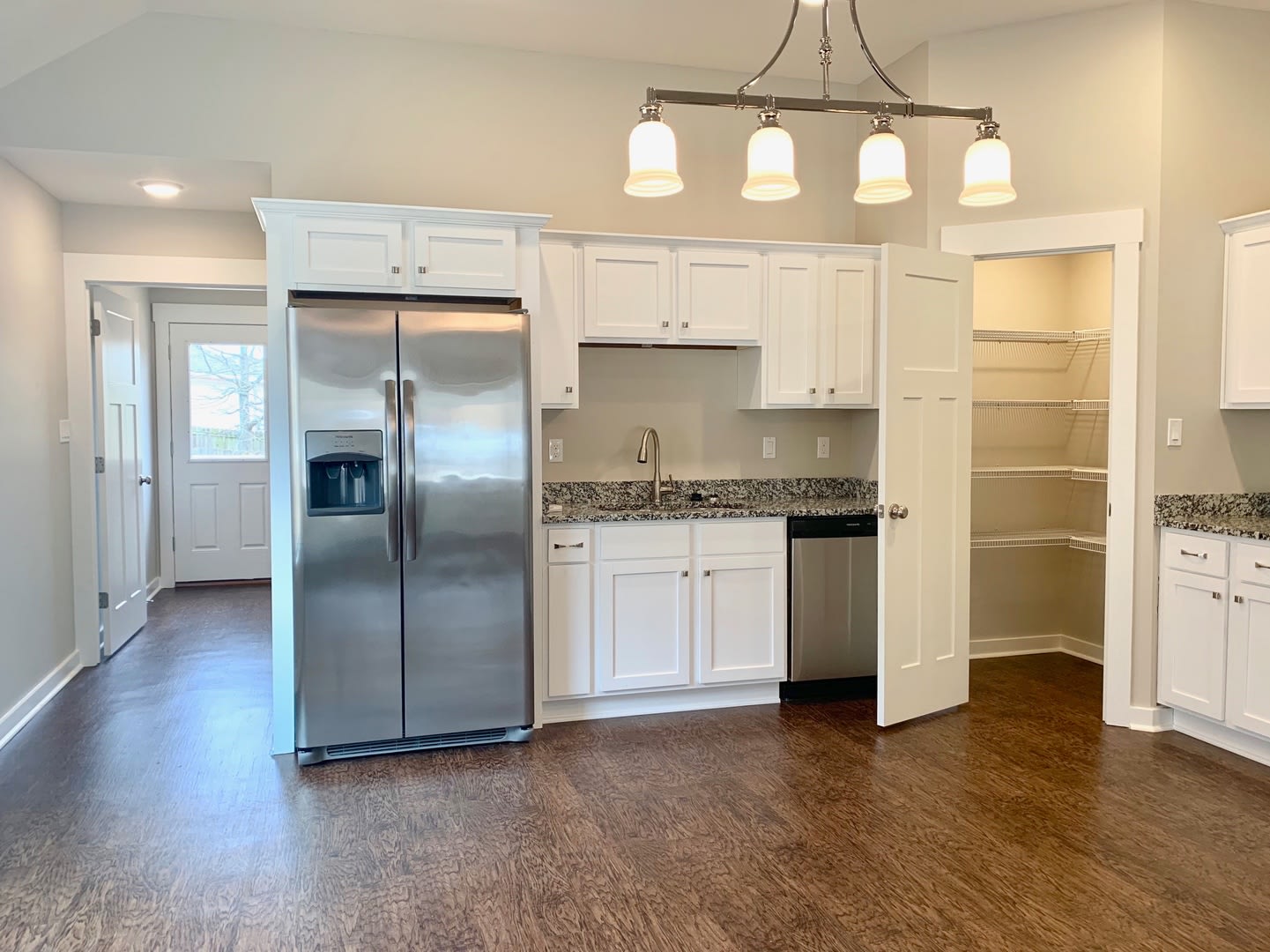 3 Bed 2 Bath With Vaulted Living Space Pantry And Fenced Yard – photo 5