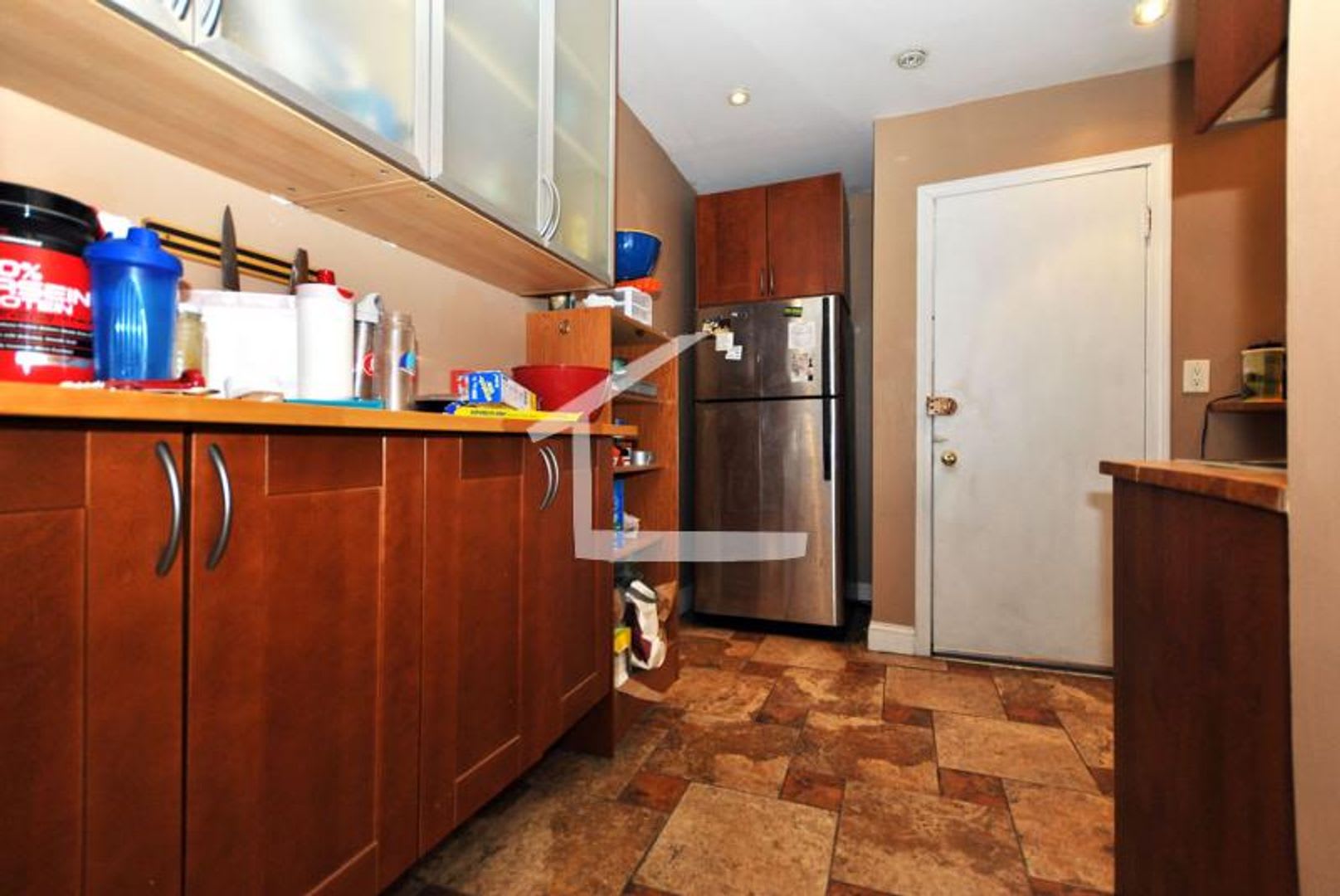 Nicely renovated 3 bed 1 bath unit on the Green Line in Allston! – photo 2