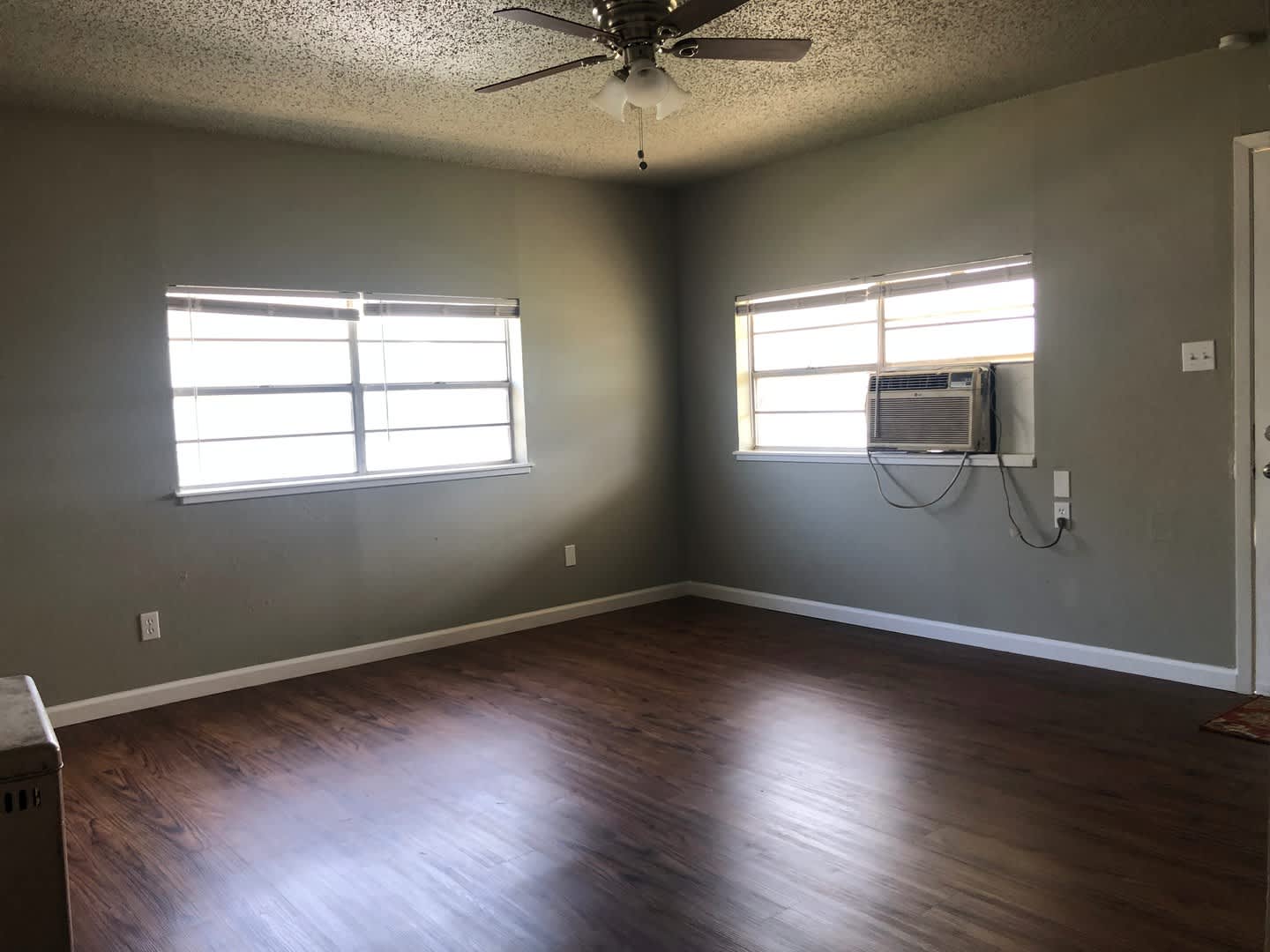 Available November Cute 3 Bed 1 Bath – photo 5