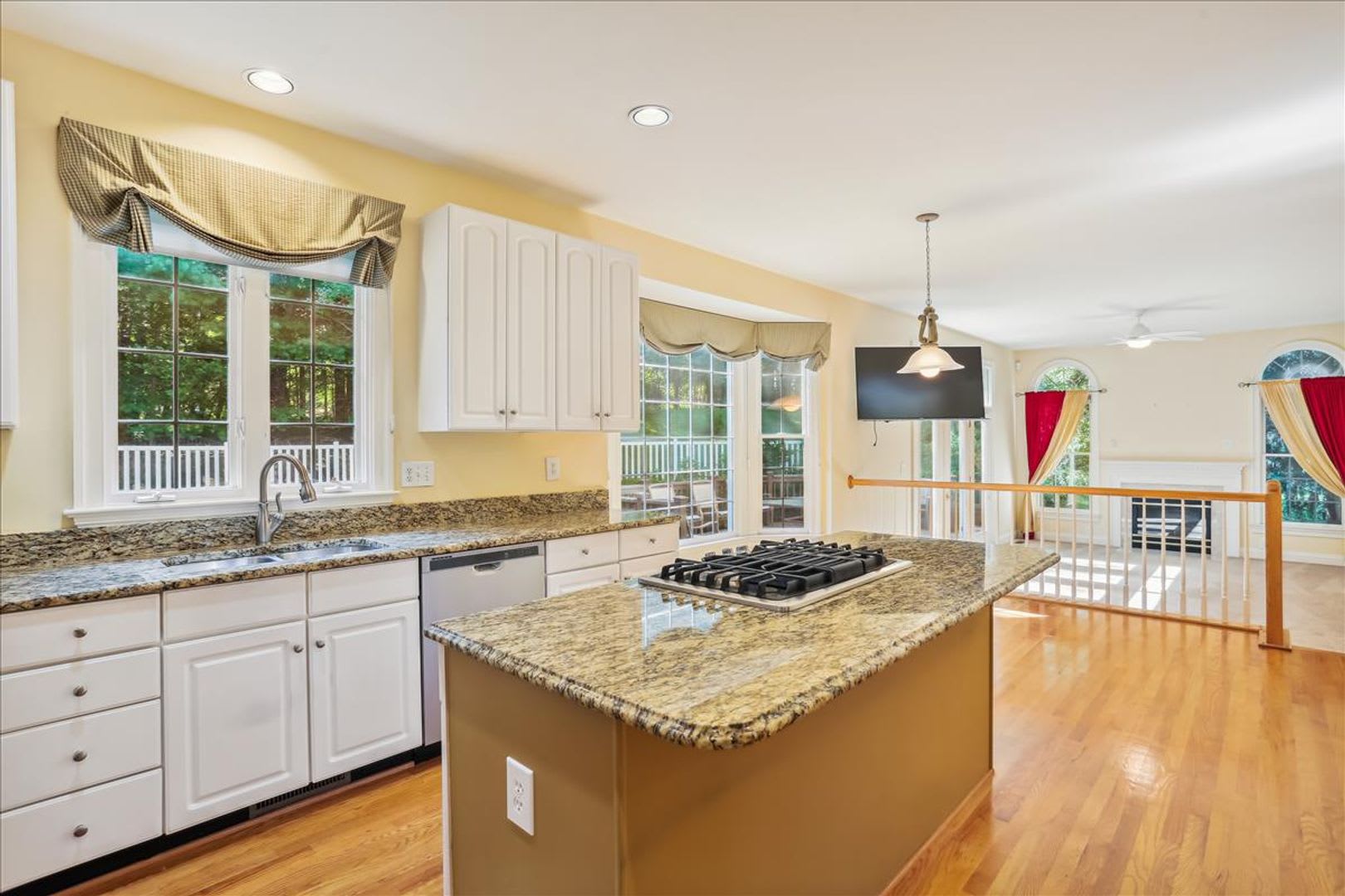 GORGEOUS 5 bed 3.5 Bath with beautiful landscaping – photo 2
