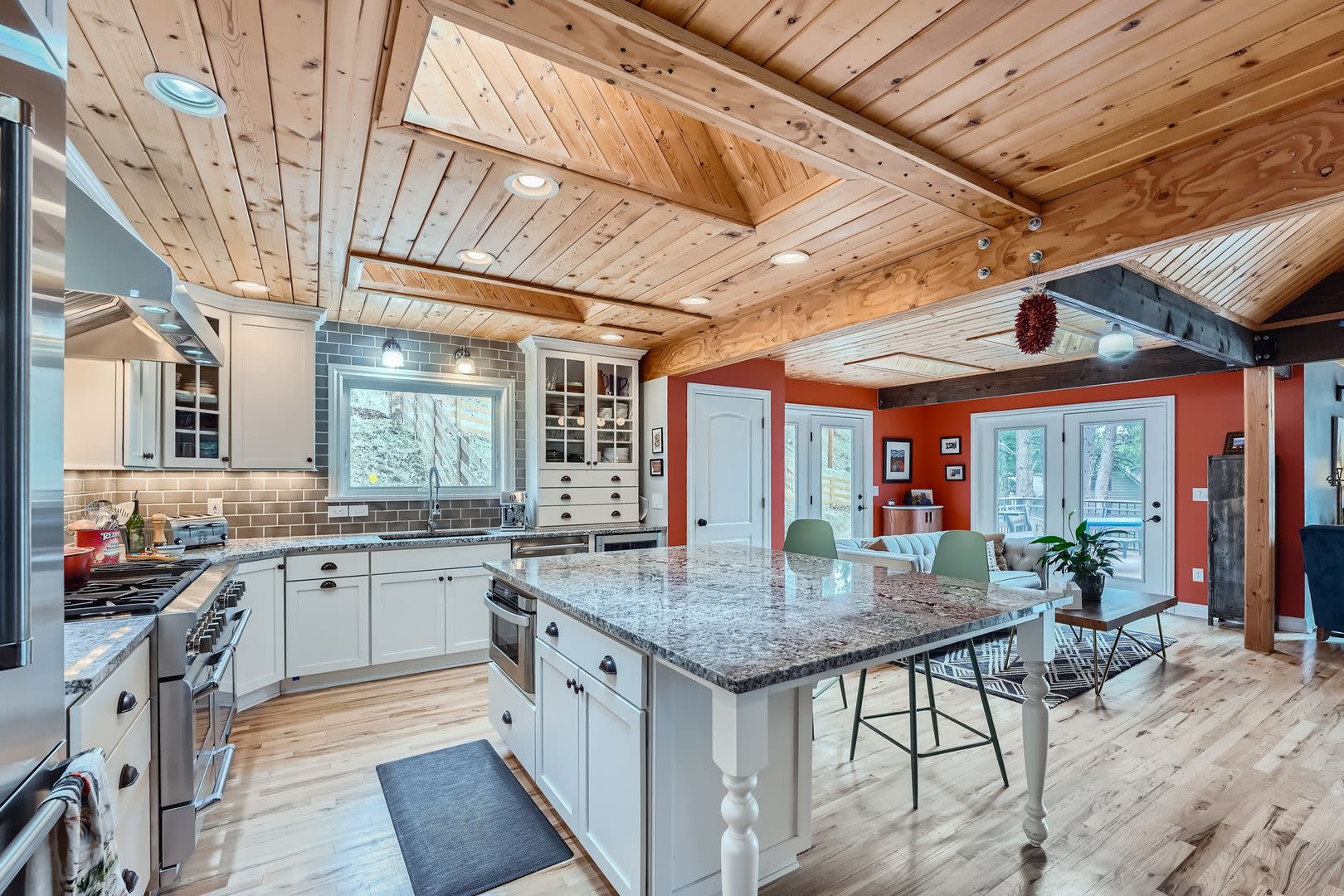 Mountain Retreat: Fully Furnished 3 BDR Home with Sauna – photo 2