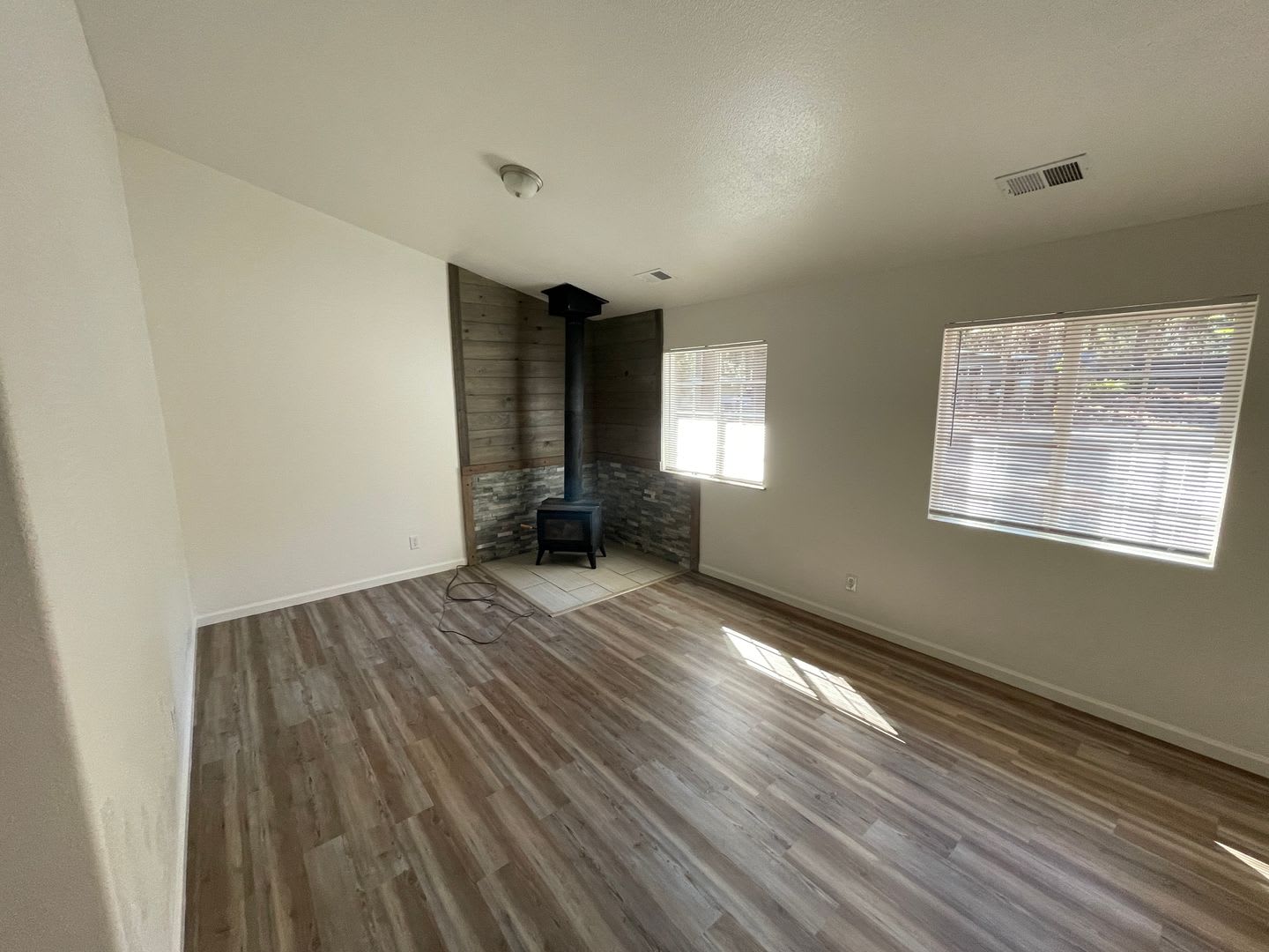 3 bedroom 2 bath home in Magalia, attached garage, pet friendly, fenced back yard – photo 5