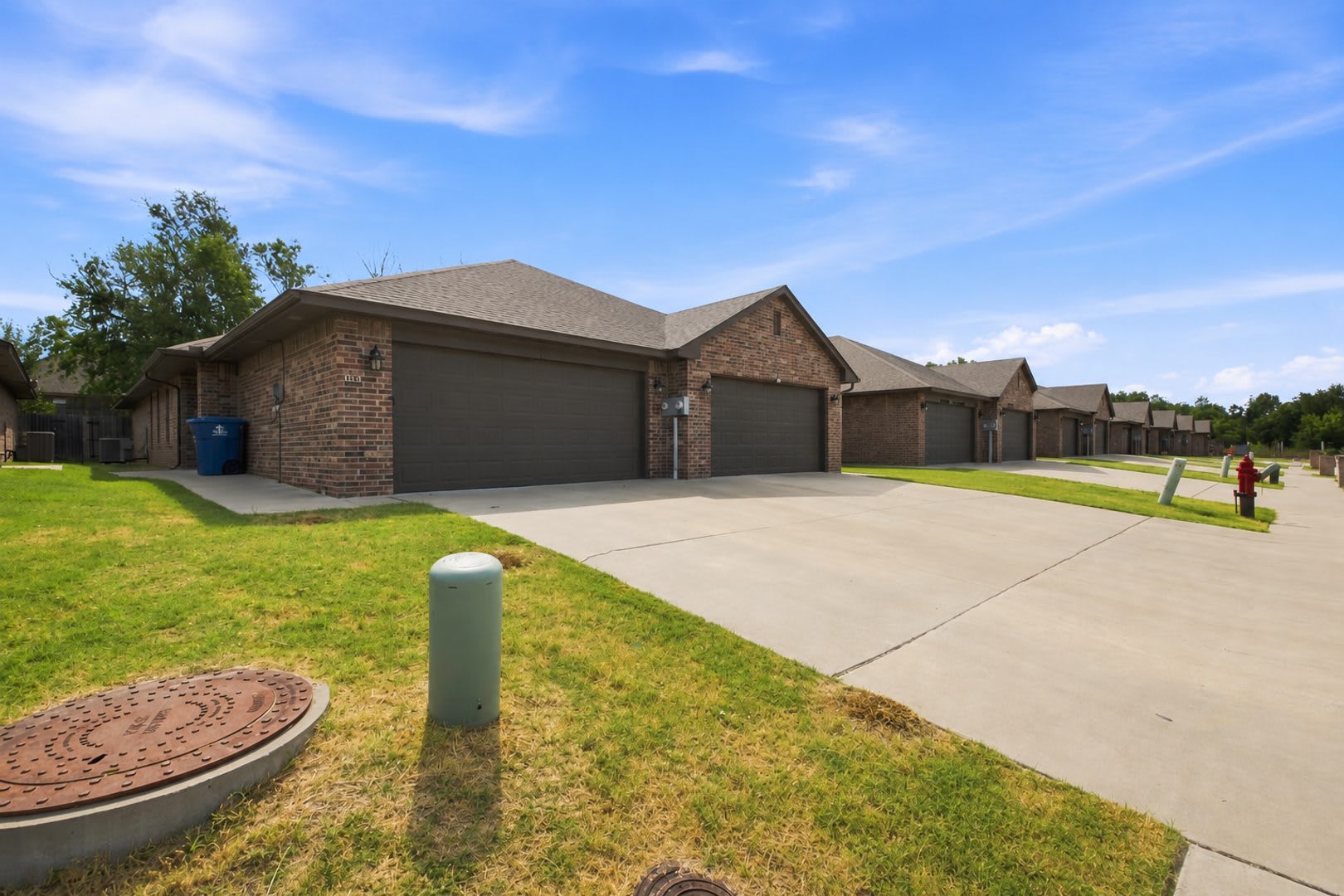 * MOVE IN SPECIAL * 3 Bedroom 2 Bath 2 Car Garage – photo 2