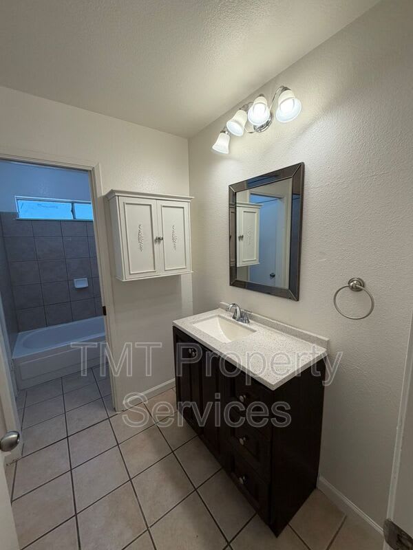 8252 Center Pkwy – photo 3