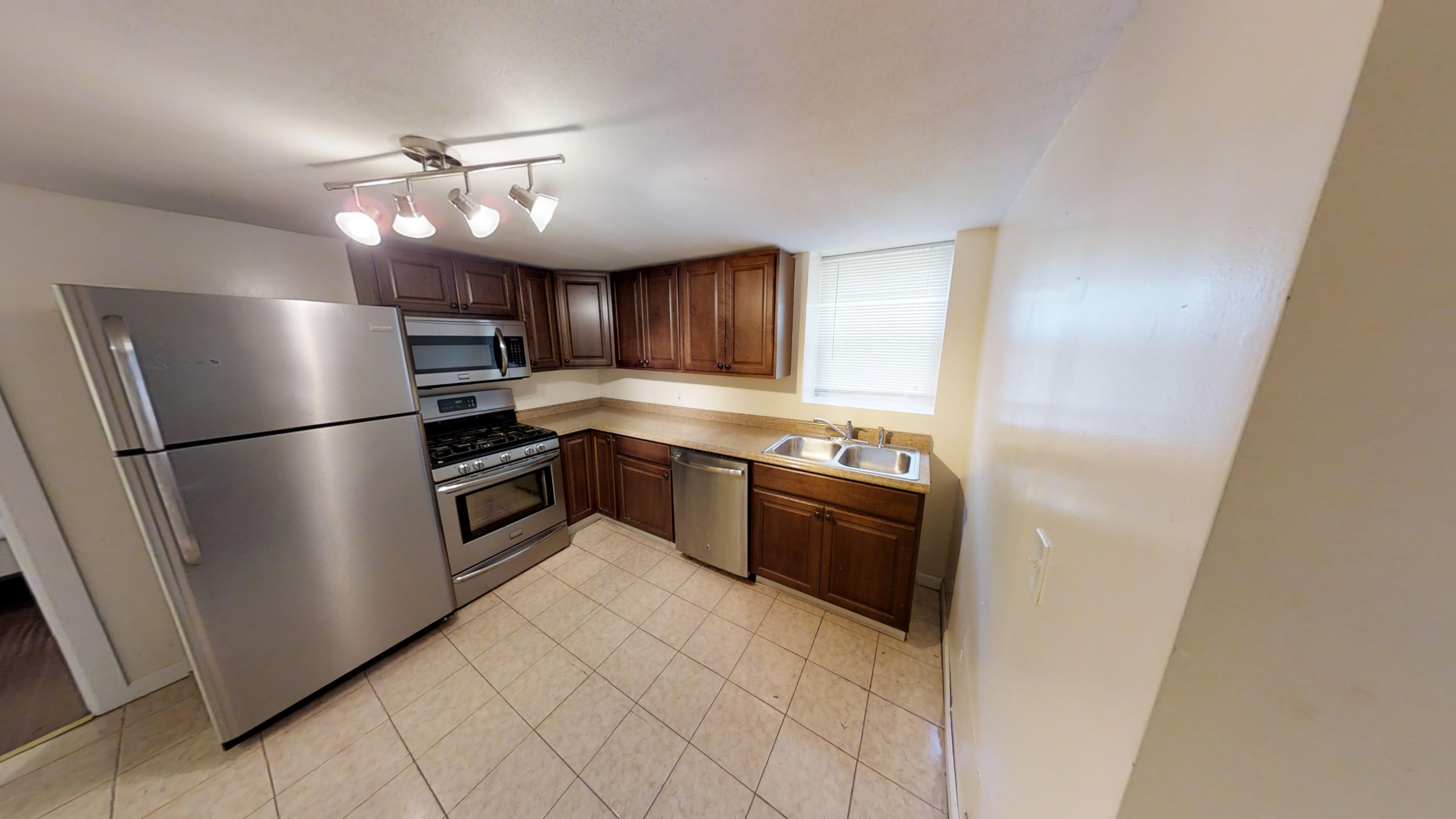 1005 E Colvin St Apt 2 – photo 2