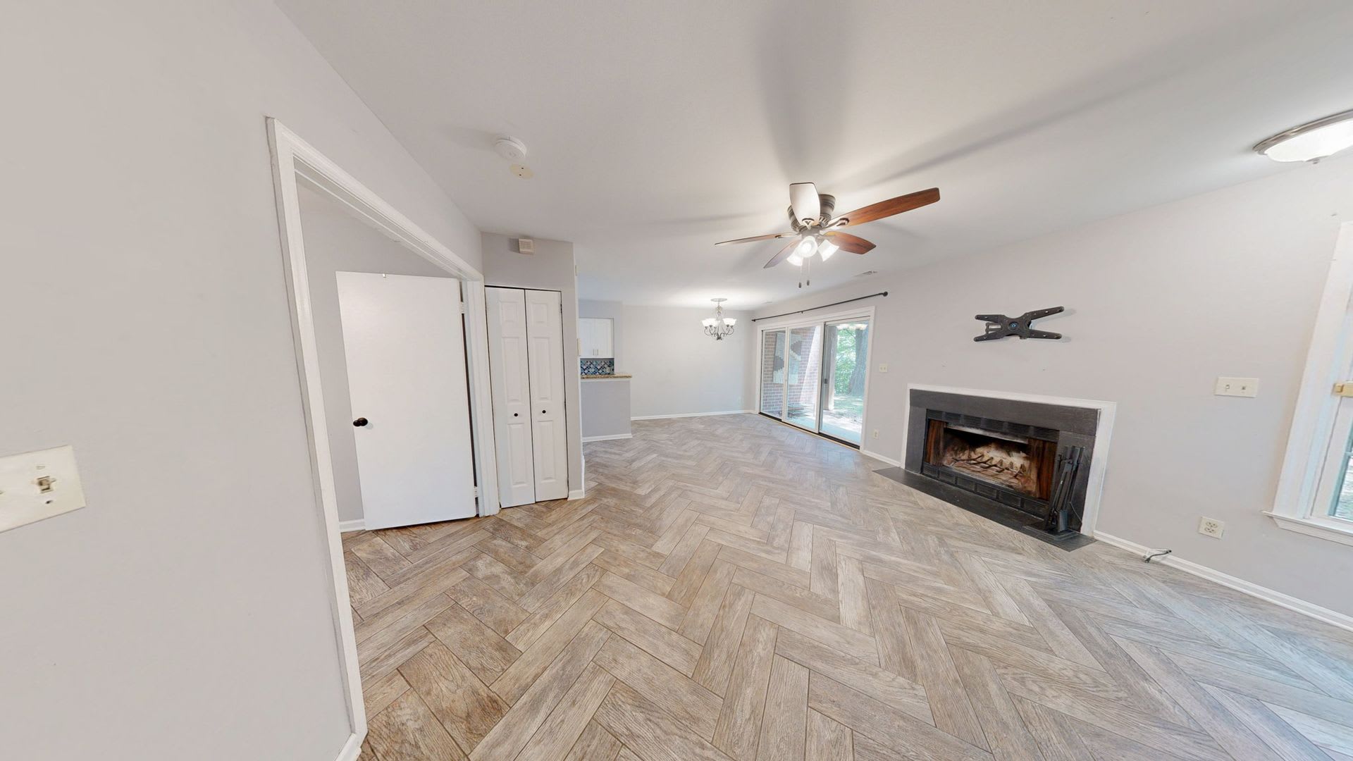 Spacious and Updated 1 bed + 1 BA Condo – photo 3