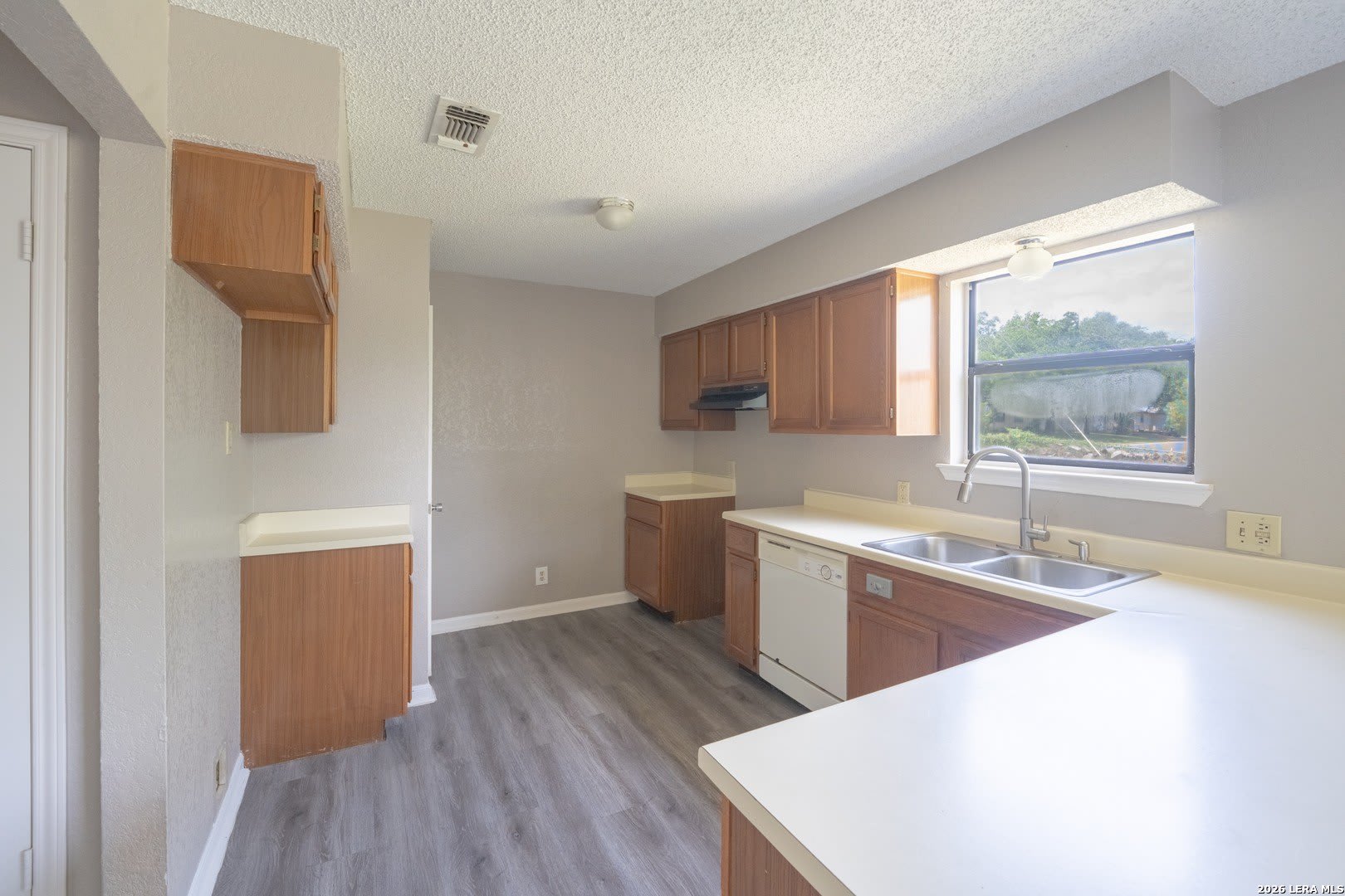 1515 Geneva St – photo 3