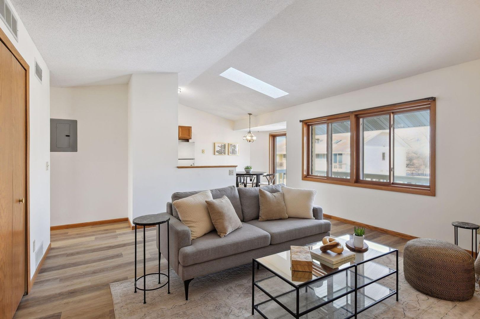 Freshly updated 2 bedroom condo! – photo 3