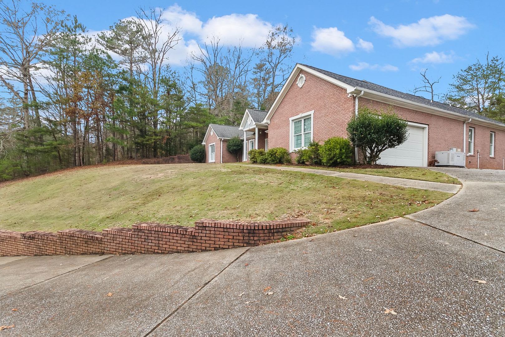 Spacious 3 Bed 2 5 Bath Available For Fall 2026 Call To Schedule A Tour Today – photo 3