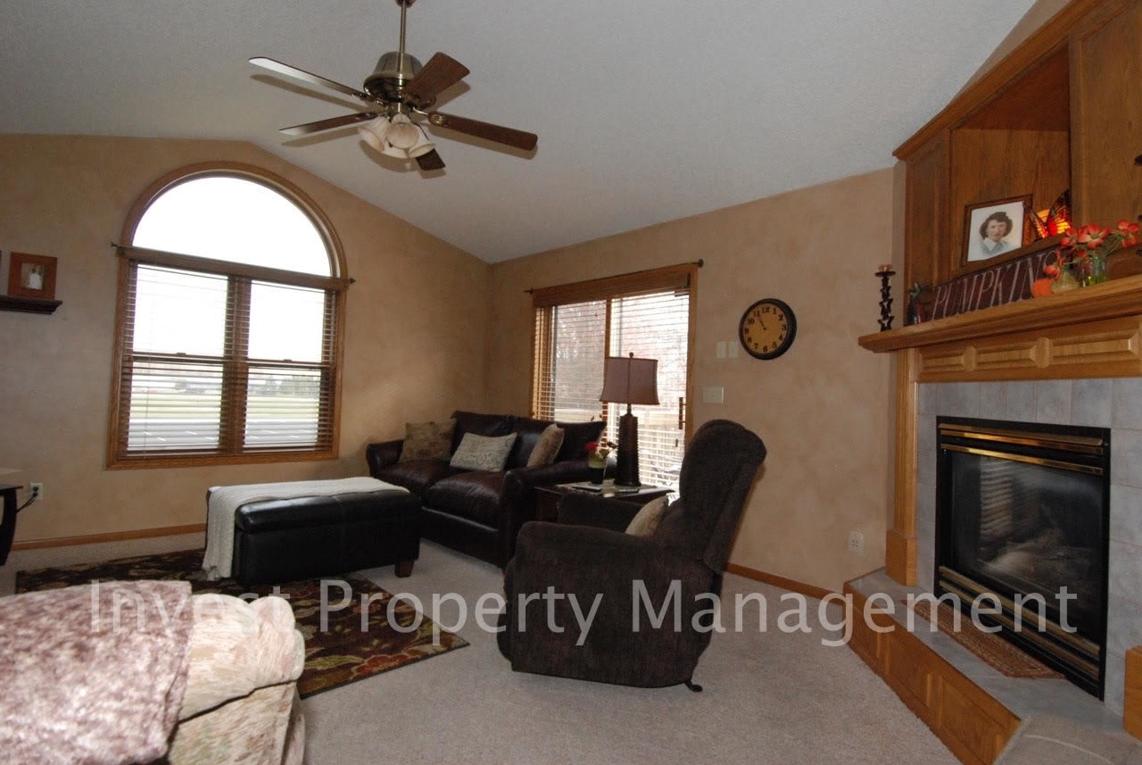 Spacious 3 bed/2.5 bath home nestled in beautiful Rogers, MN – photo 4